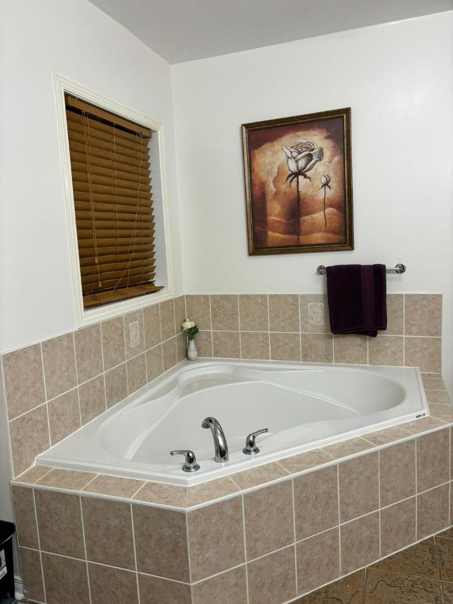 Near Toronto Pearson Airport - Standard Queen Room and Free Parking