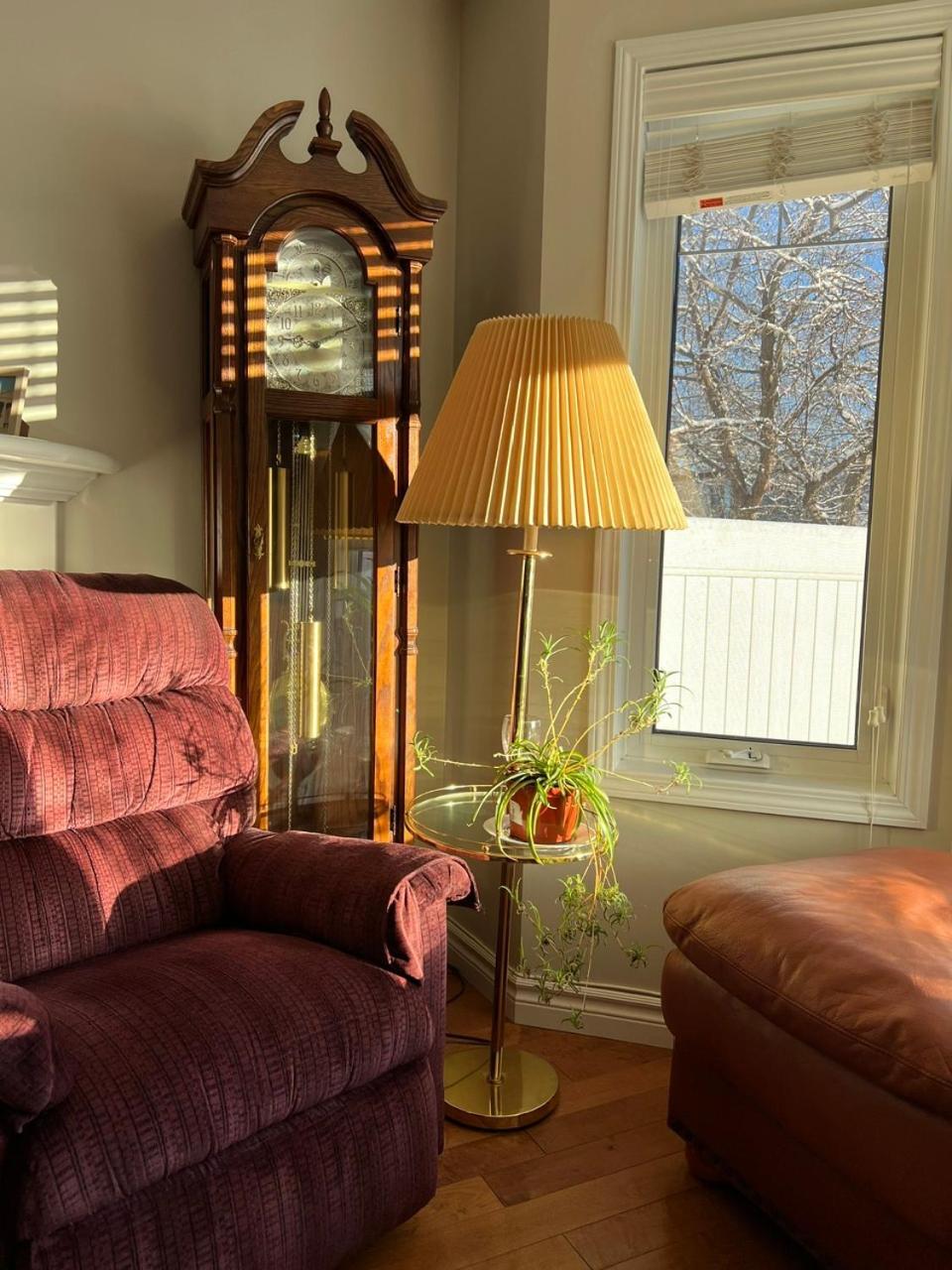 Lovely comfy home private bath in central Calgary