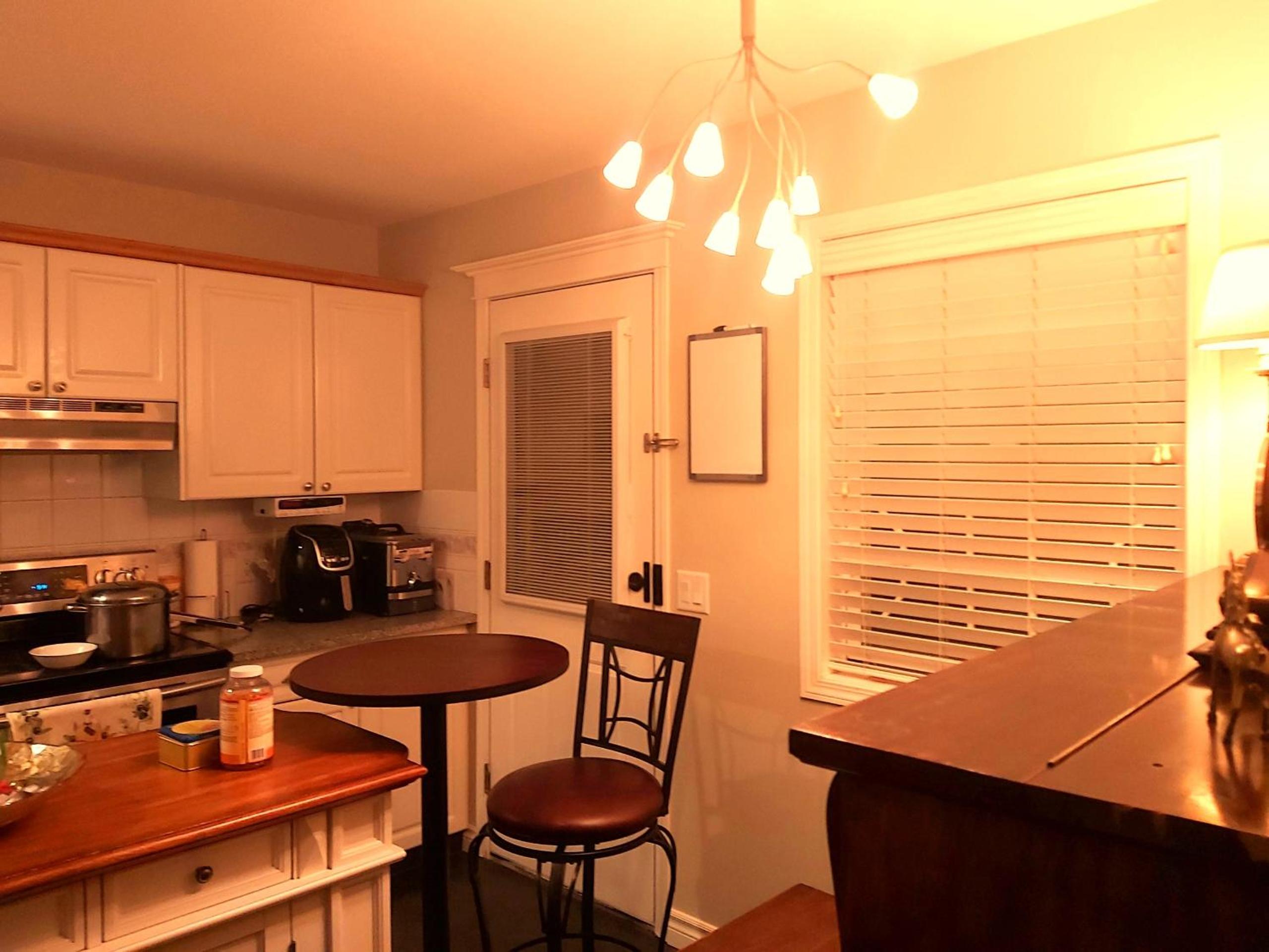 Lovely comfy home private bath in central Calgary