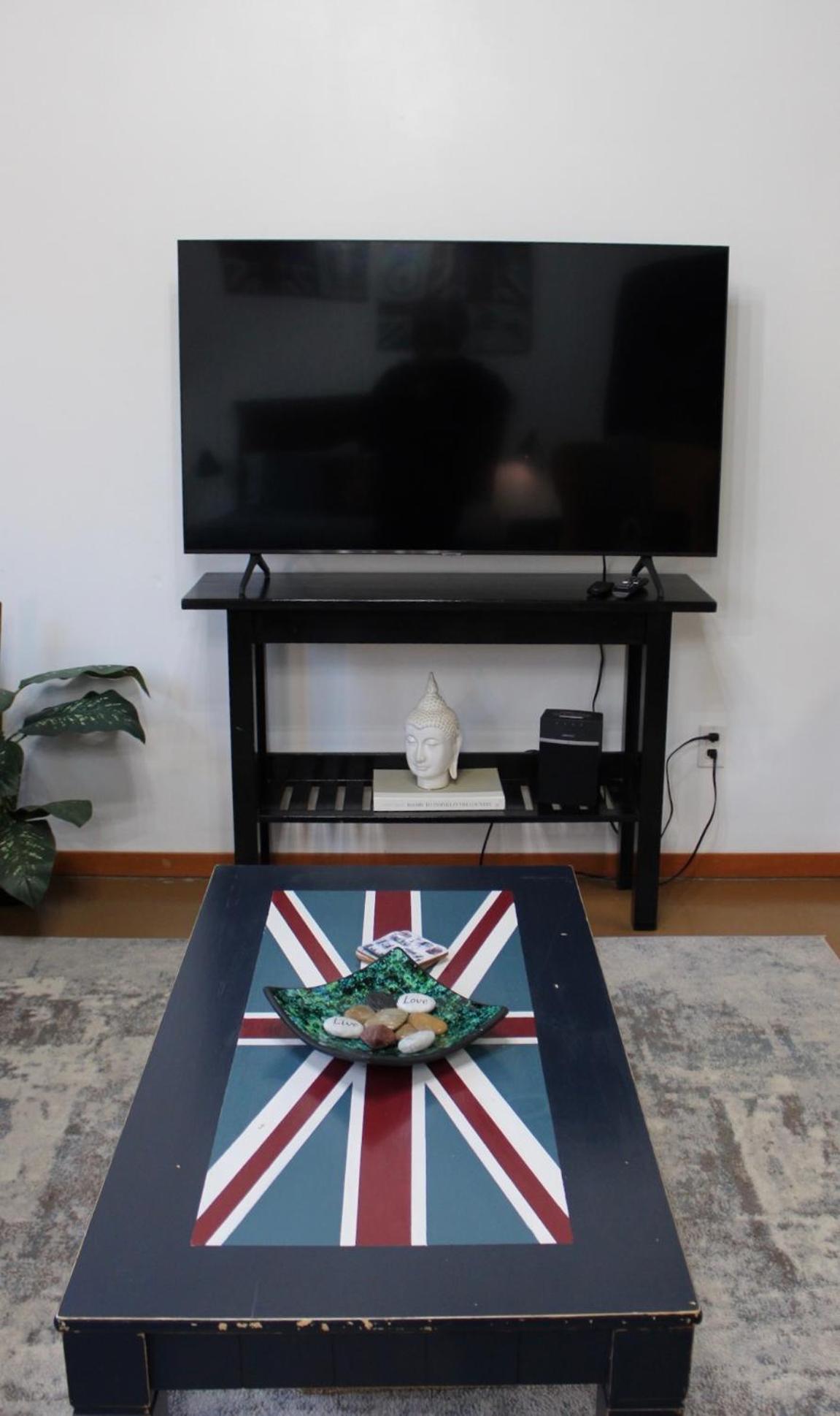 Private Bright Modern Studio! Queen bed !