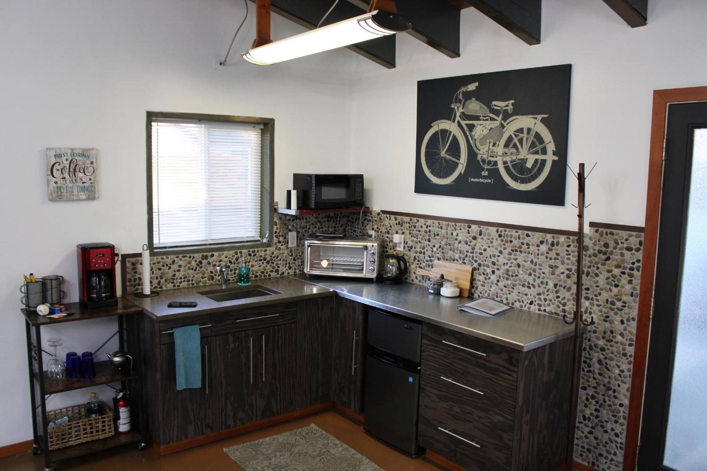 Private Bright Modern Studio! Queen bed !
