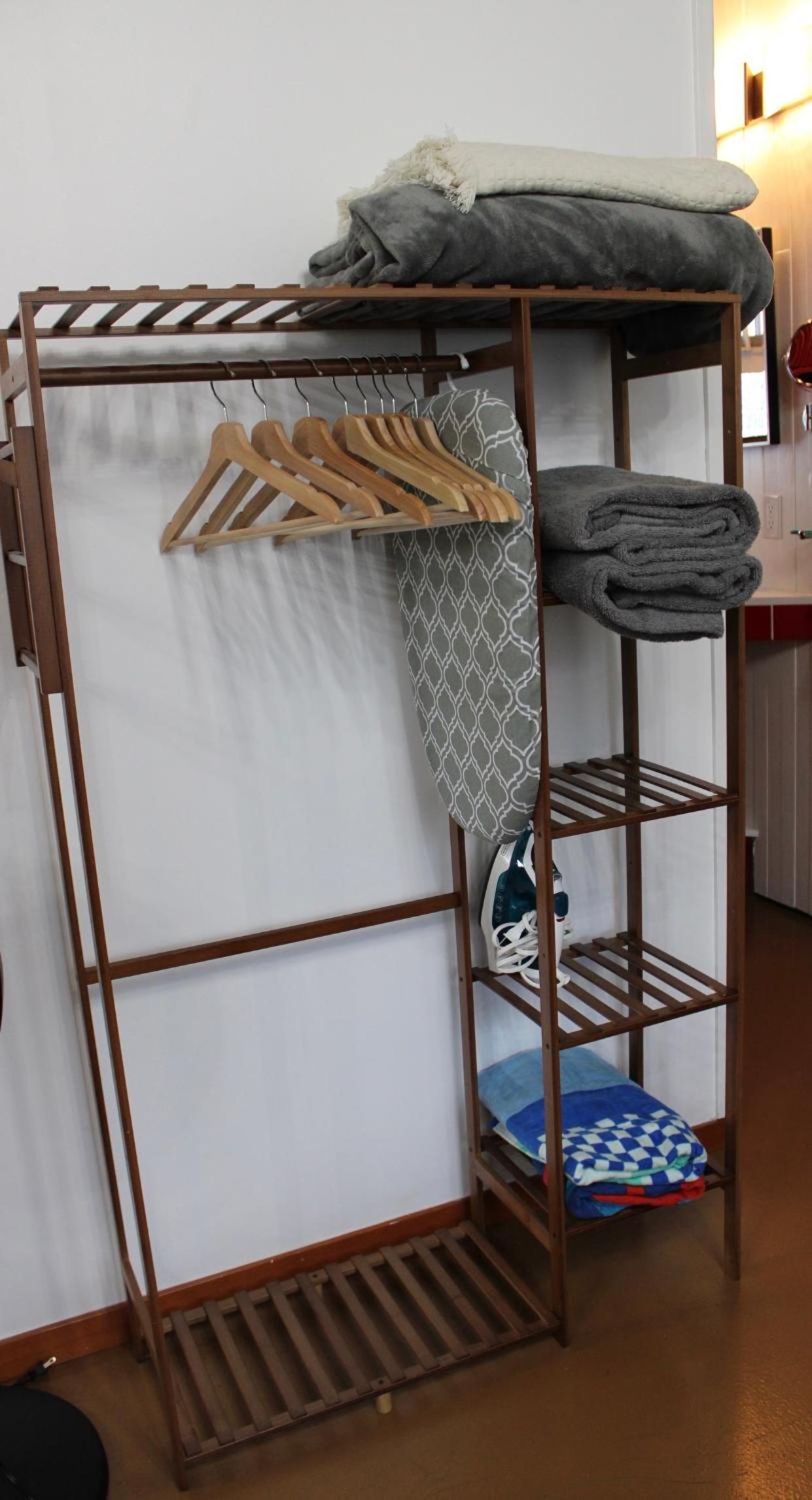 Private Bright Modern Studio! Queen bed !