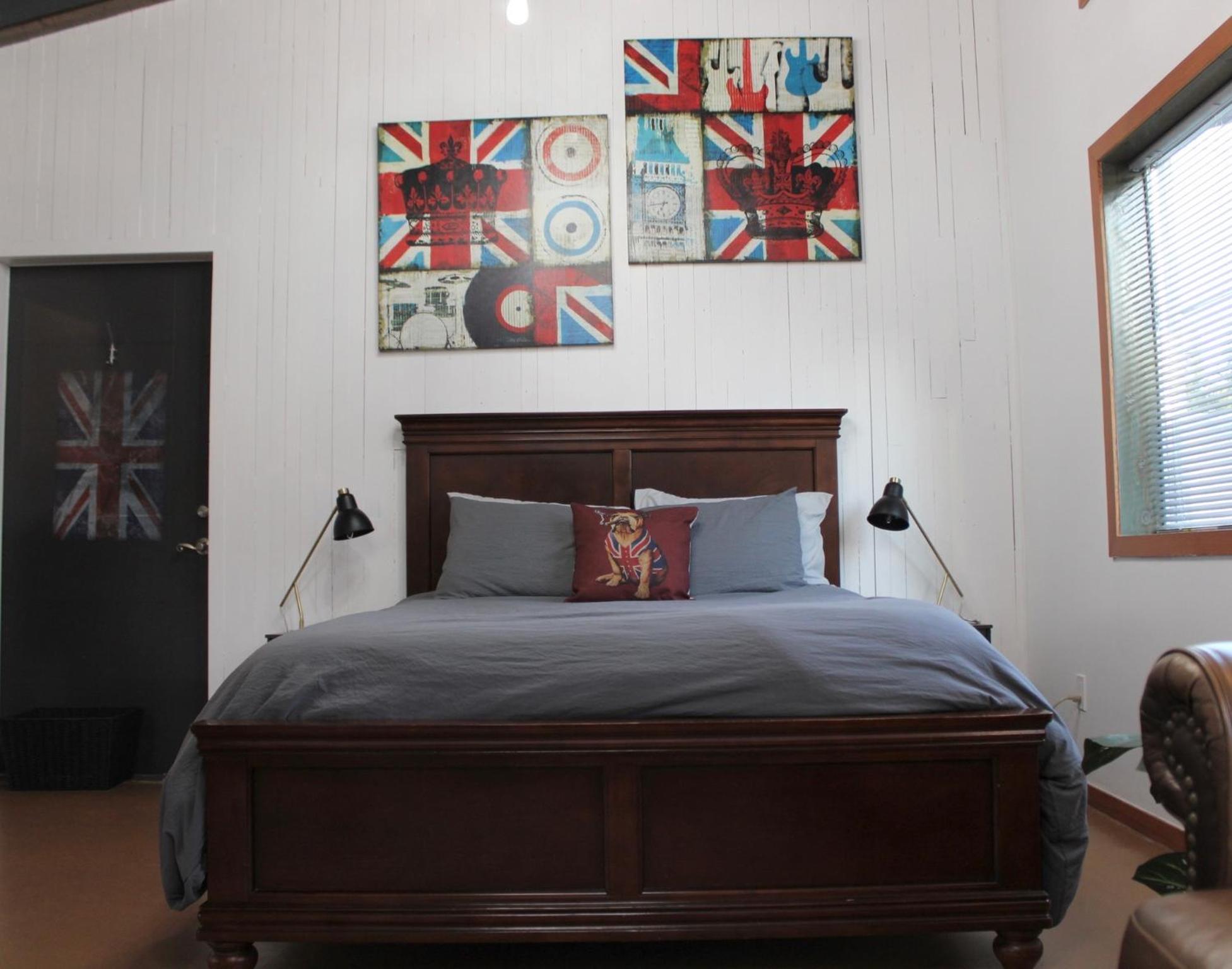 Private Bright Modern Studio! Queen bed !