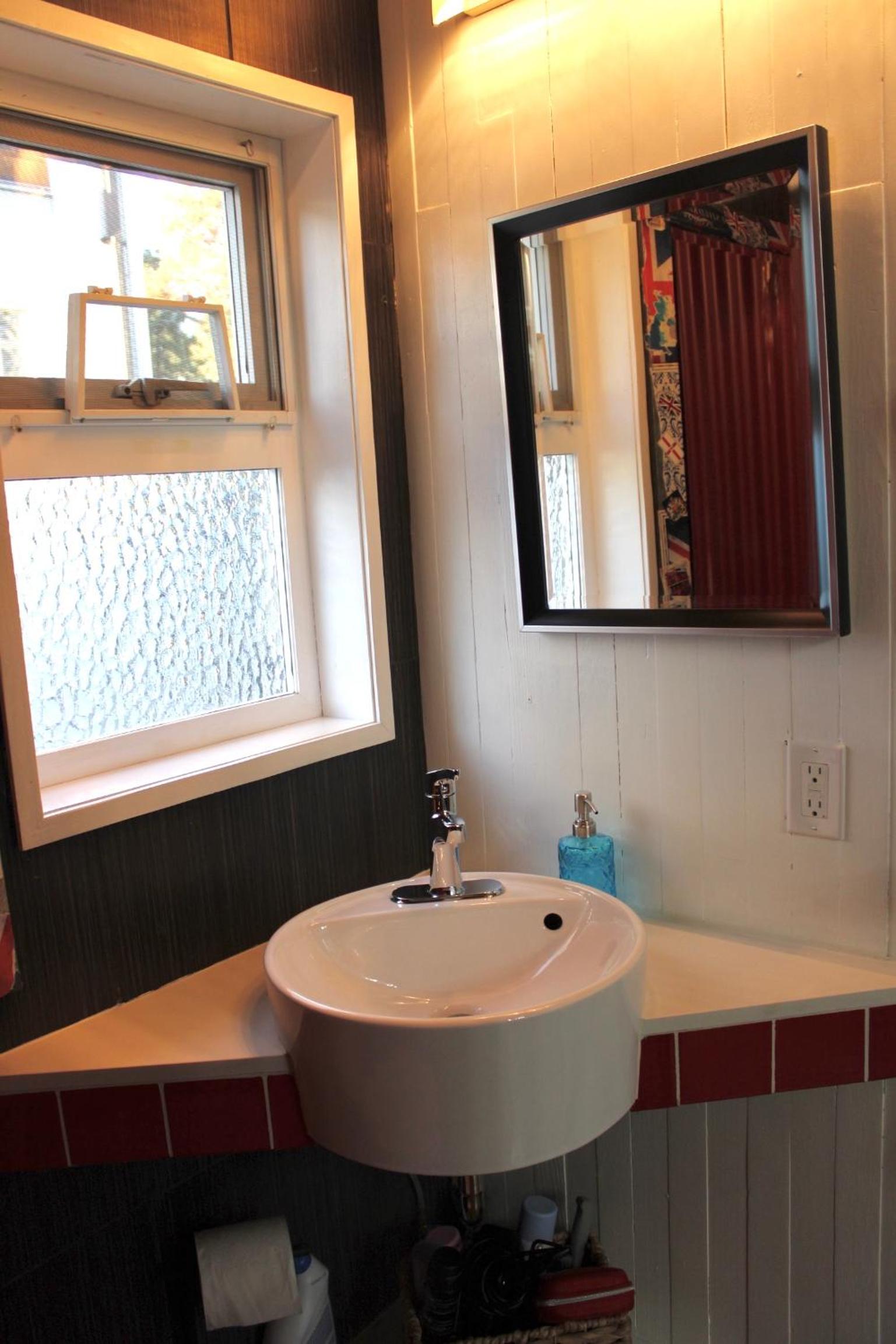 Private Bright Modern Studio! Queen bed !