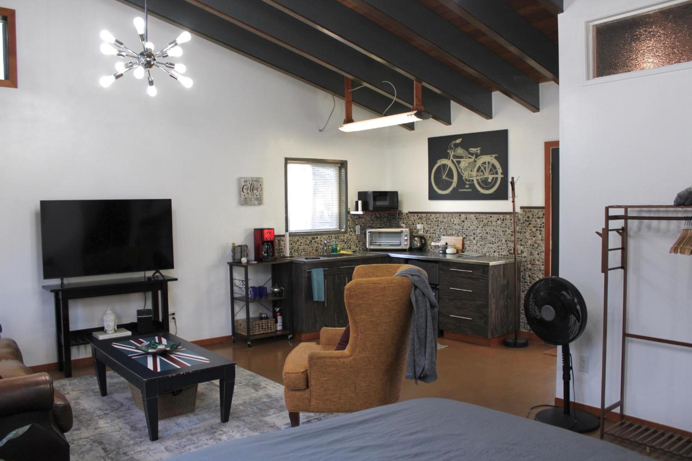 Private Bright Modern Studio! Queen bed !
