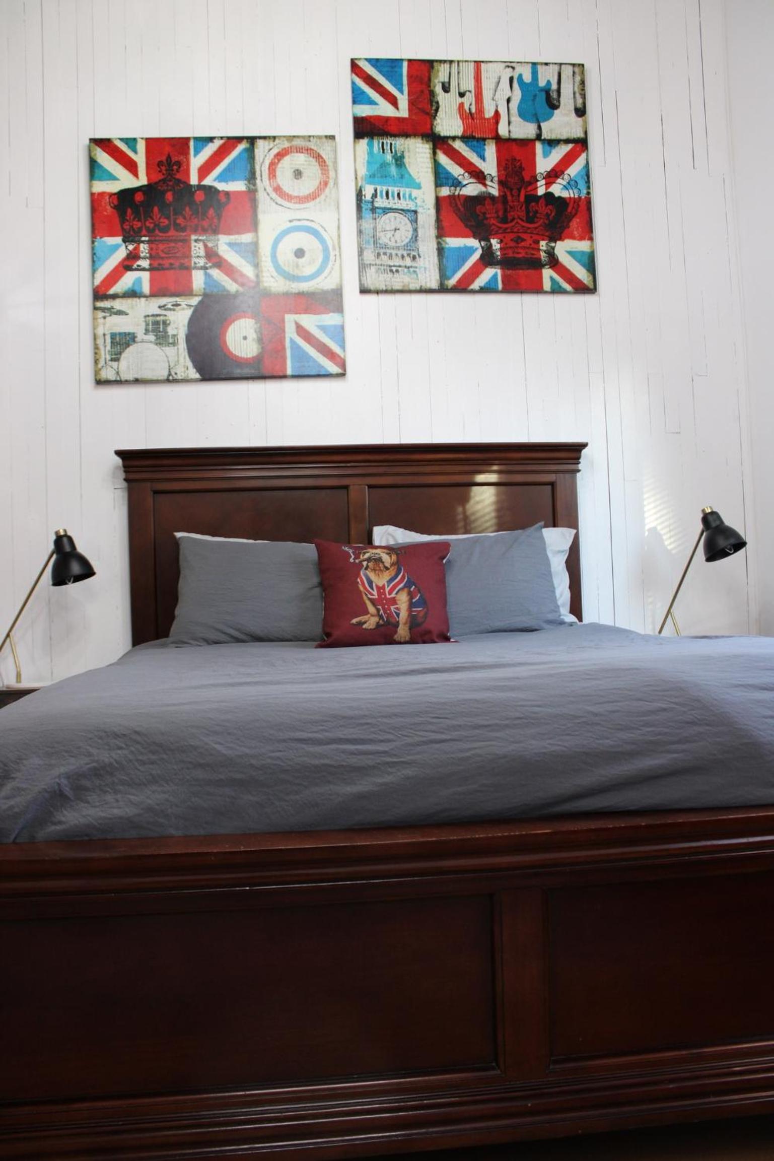 Private Bright Modern Studio! Queen bed !