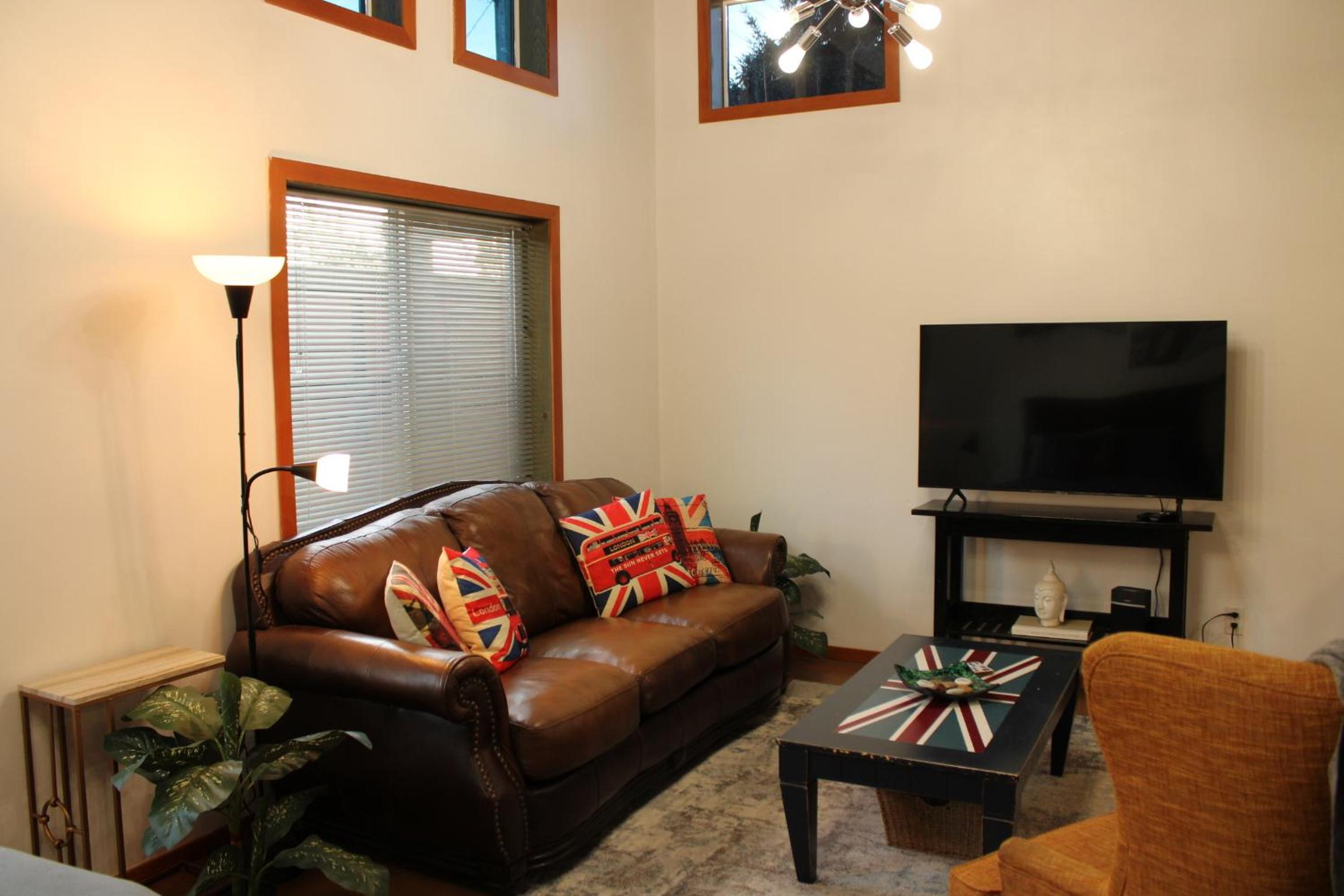 Private Bright Modern Studio! Queen bed !