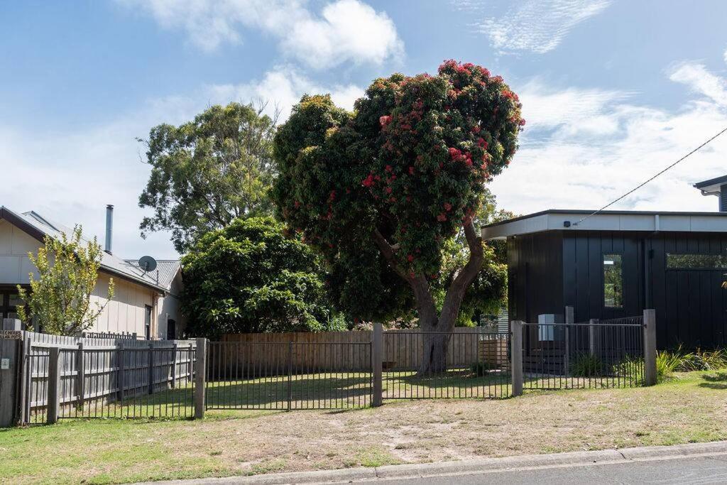 Flowering Gum House - Furry Friends Welcome