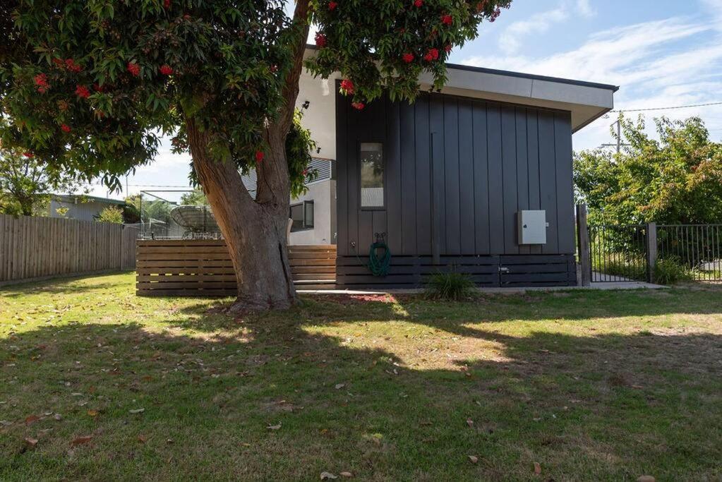 Flowering Gum House - Furry Friends Welcome