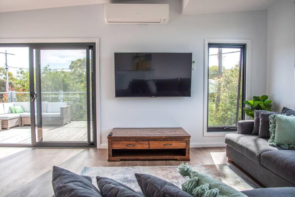 Flowering Gum House - Furry Friends Welcome
