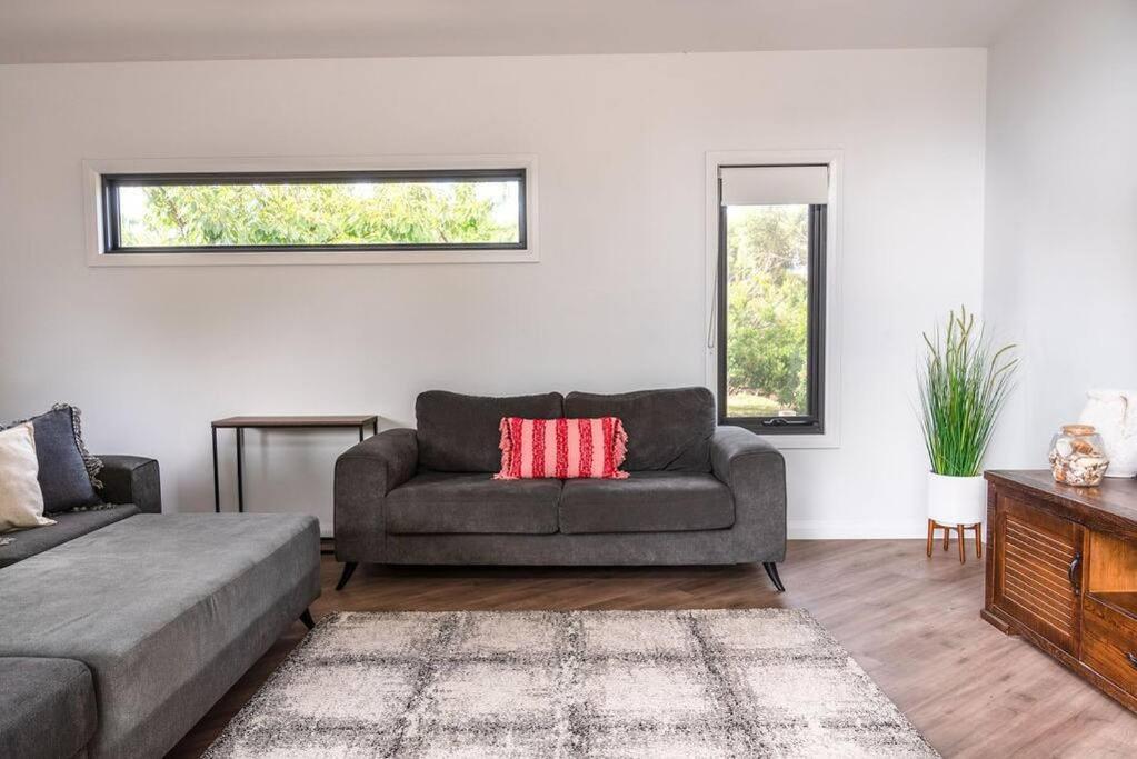 Flowering Gum House - Furry Friends Welcome