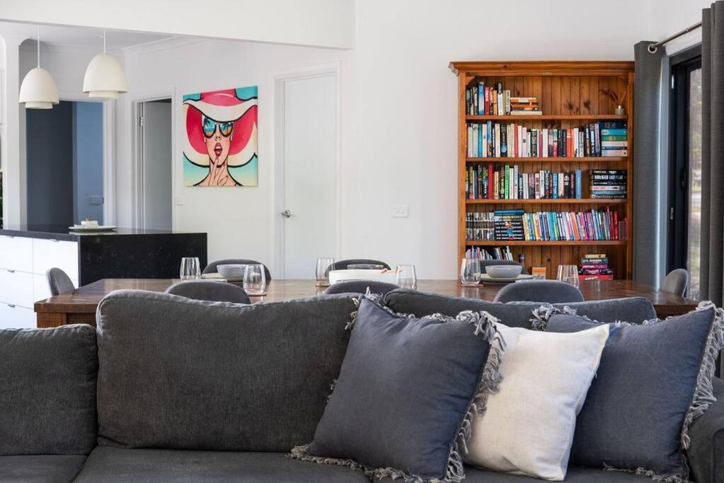 Flowering Gum House - Furry Friends Welcome