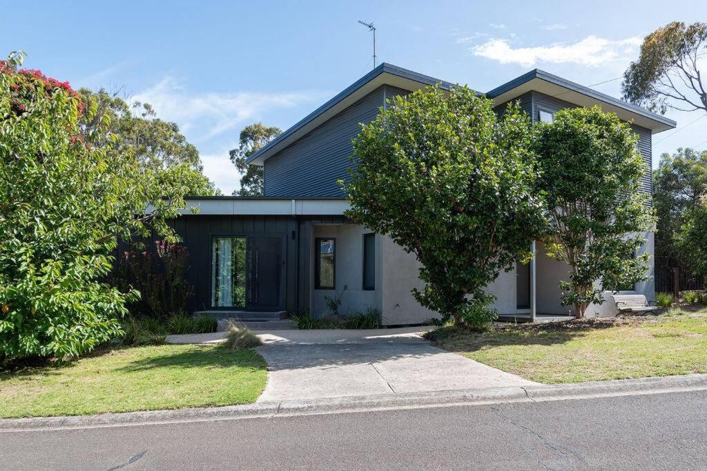 Flowering Gum House - Furry Friends Welcome