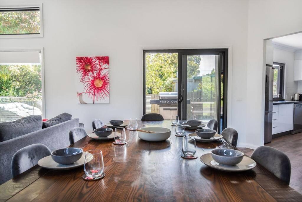 Flowering Gum House - Furry Friends Welcome