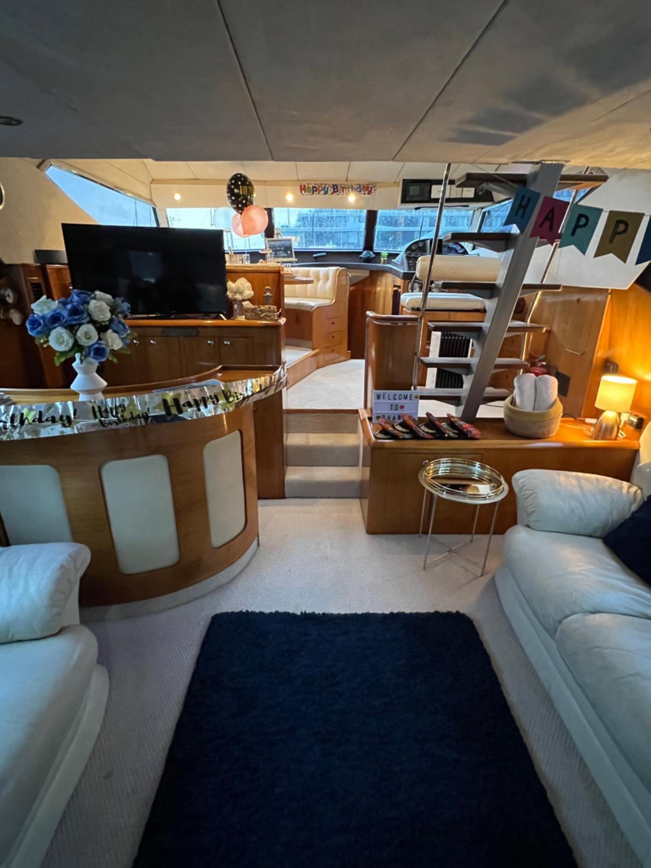 SUPERYACHT ON TOWN QUAY MARINA, SOUTHAMPTON - Very close to city centre and cruise terminals - free parking included view 5