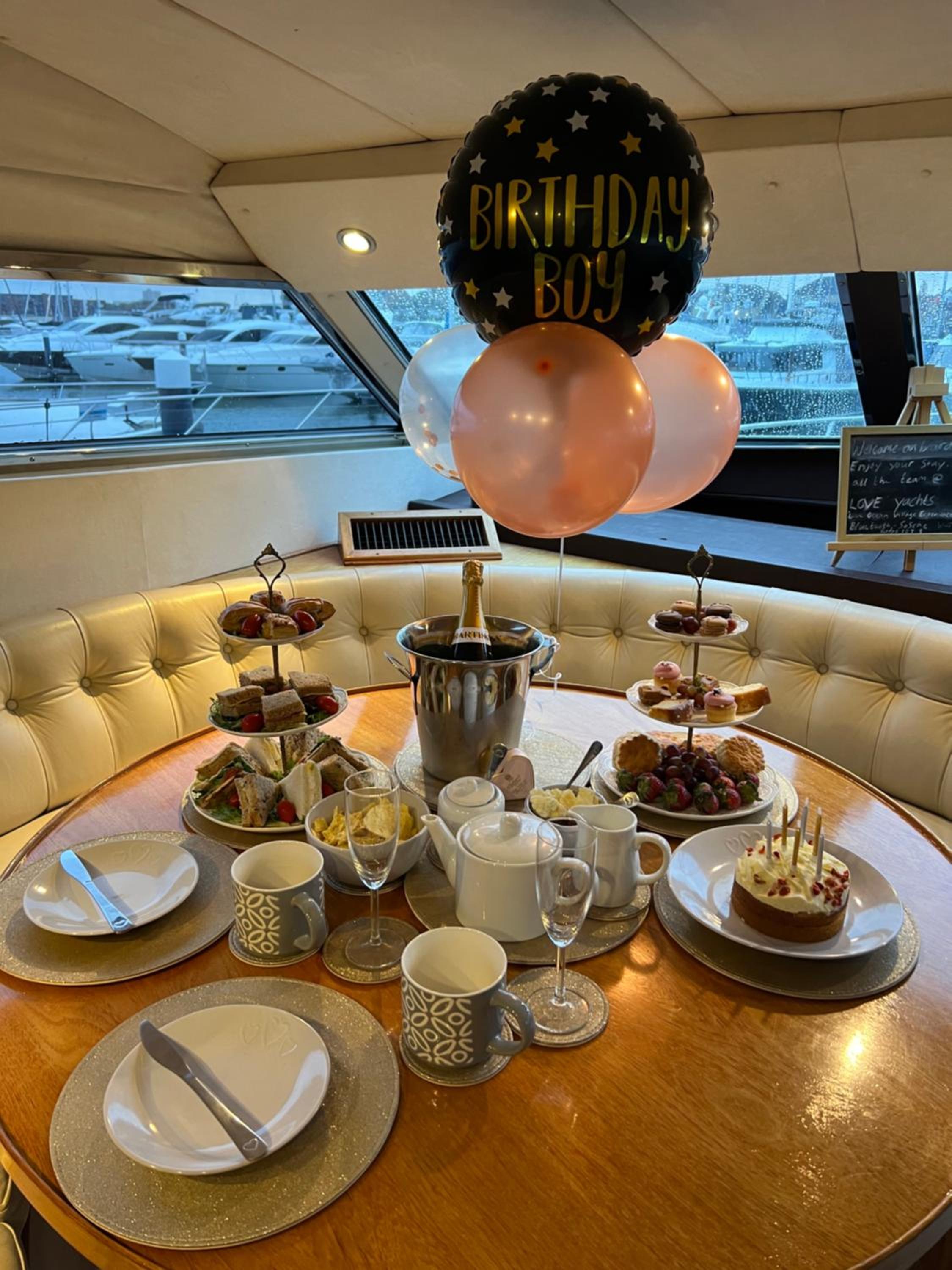 SUPERYACHT ON TOWN QUAY MARINA, SOUTHAMPTON - Very close to city centre and cruise terminals - free parking included view 3