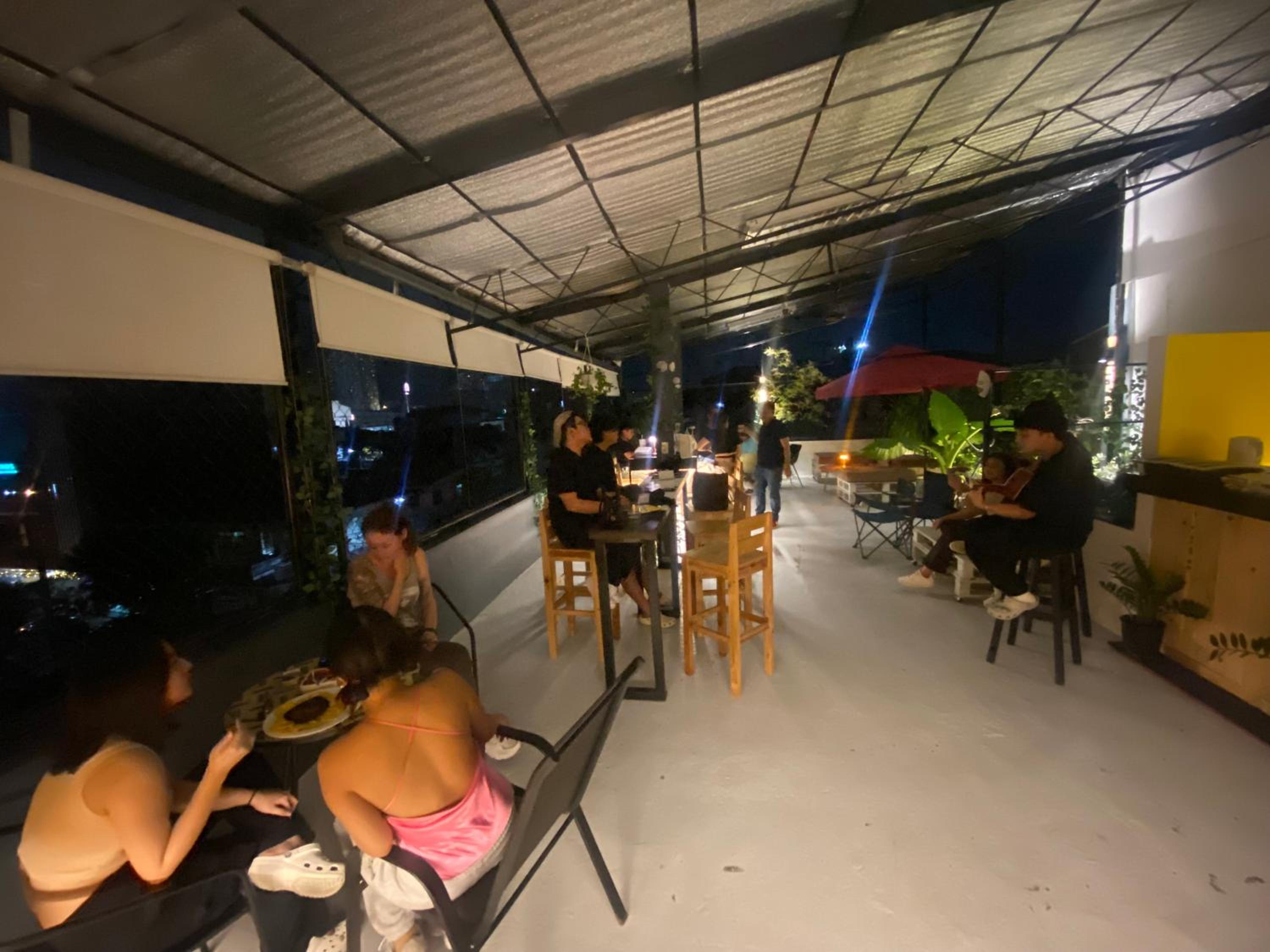 Lime Lite Manila Hostel