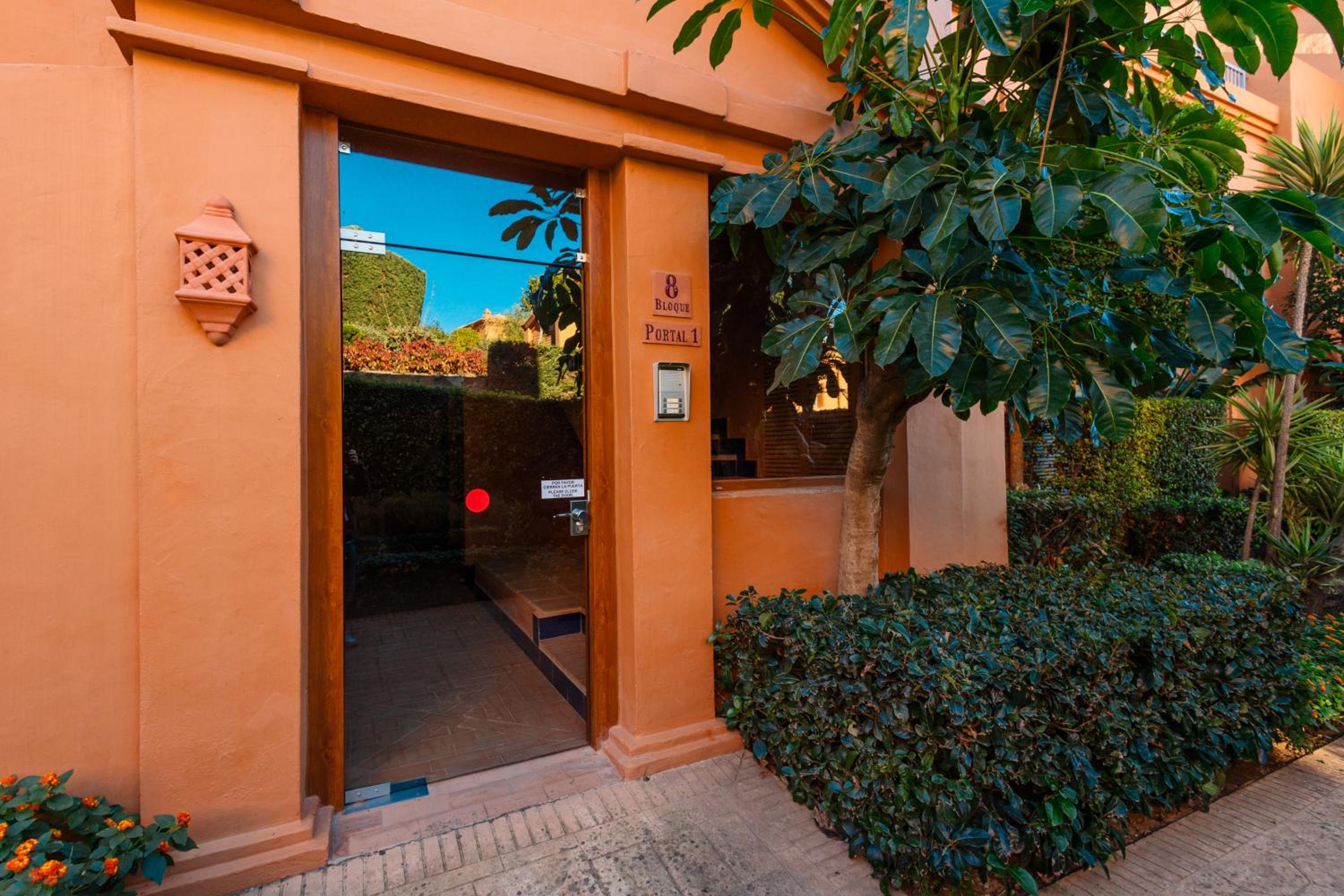 Apartment with private garden next to golf courses, Benahavís