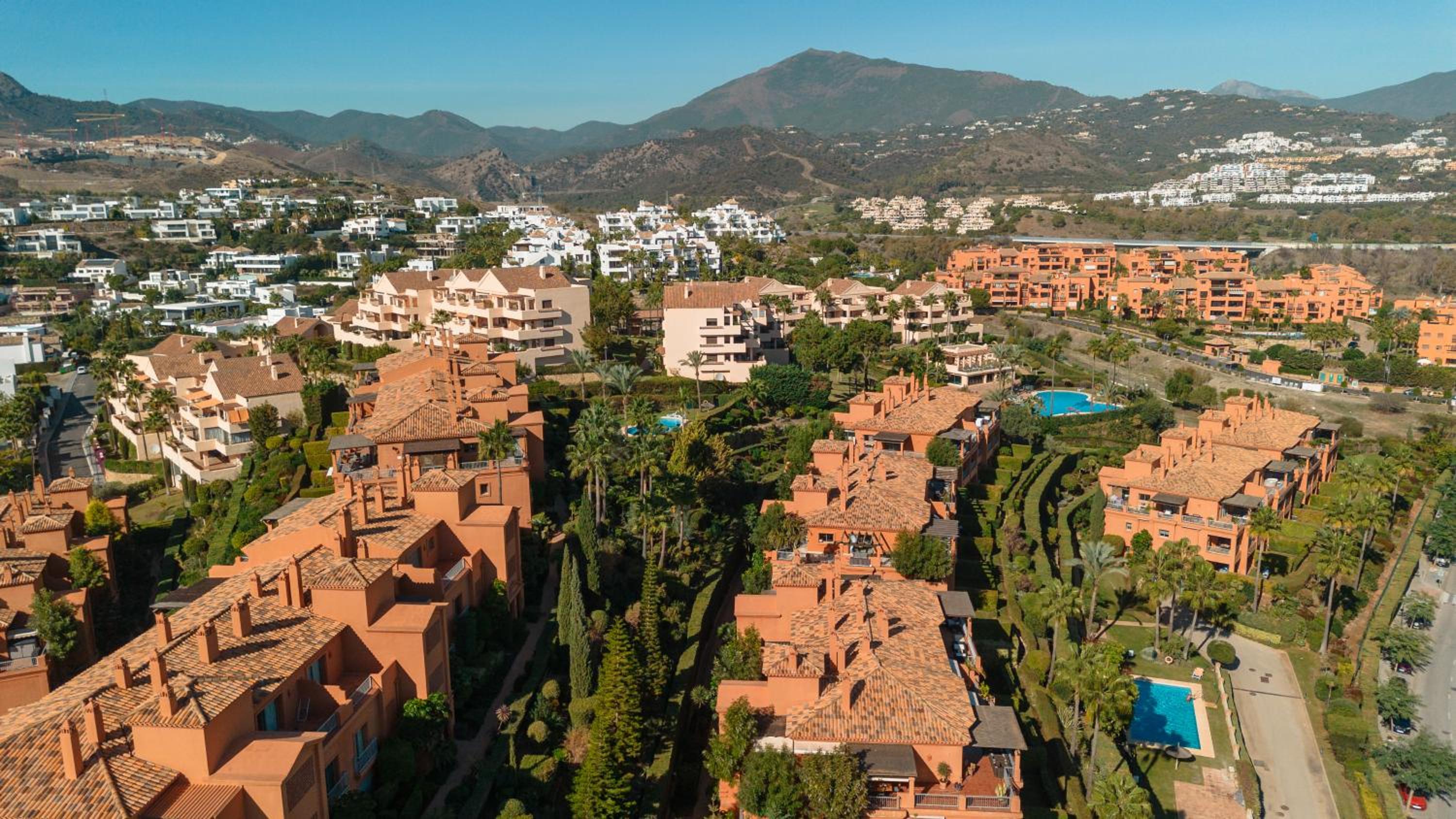 Apartment with private garden next to golf courses, Benahavís