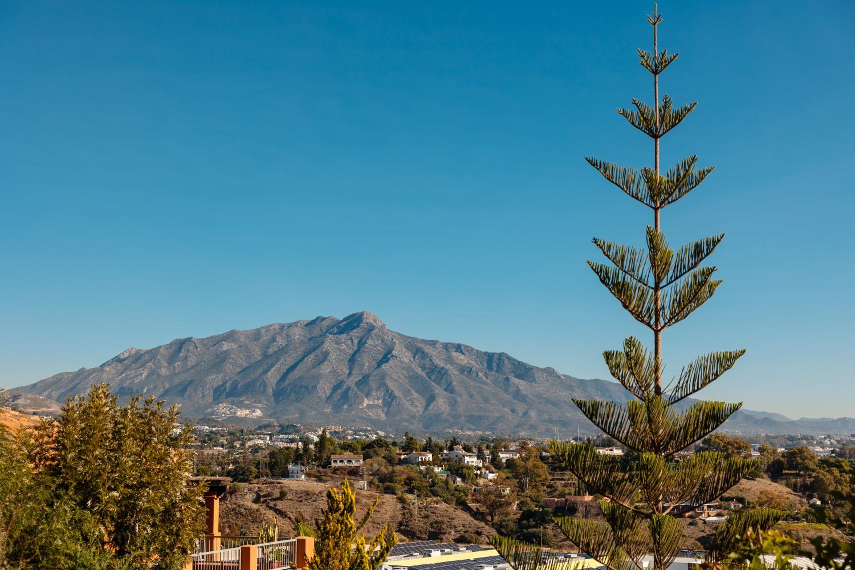 Apartment with private garden next to golf courses, Benahavís