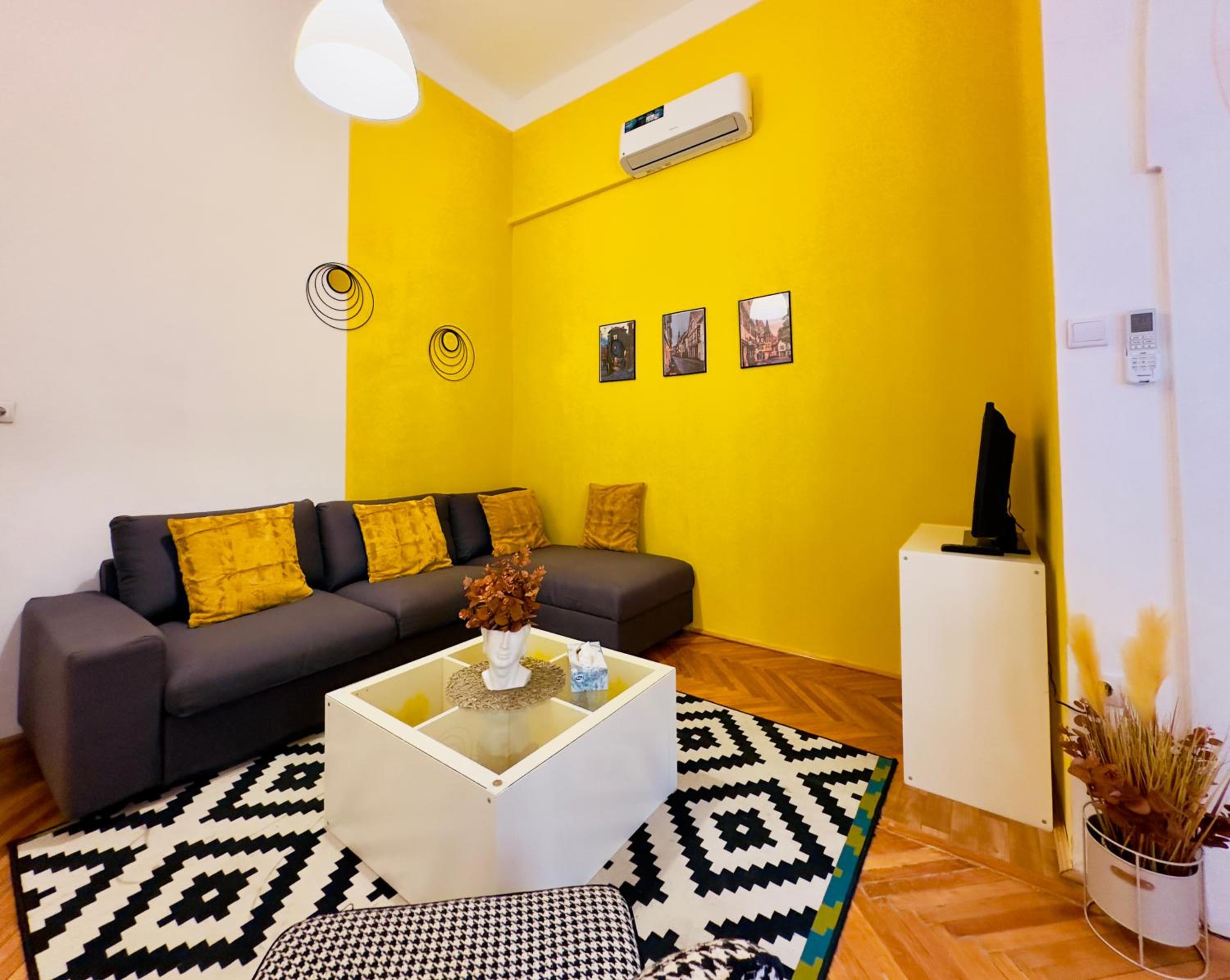 Peaceful Central 1BR with AC - Yellow House view 2