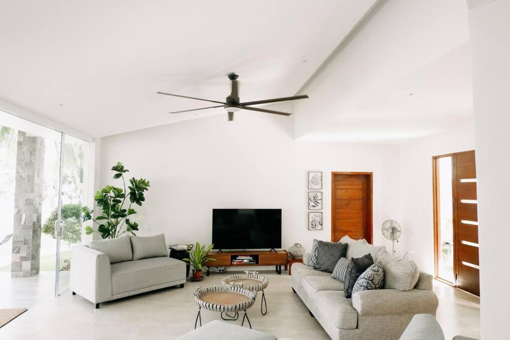 Reef Side Exclusive Beachfront House in Cebu view 3