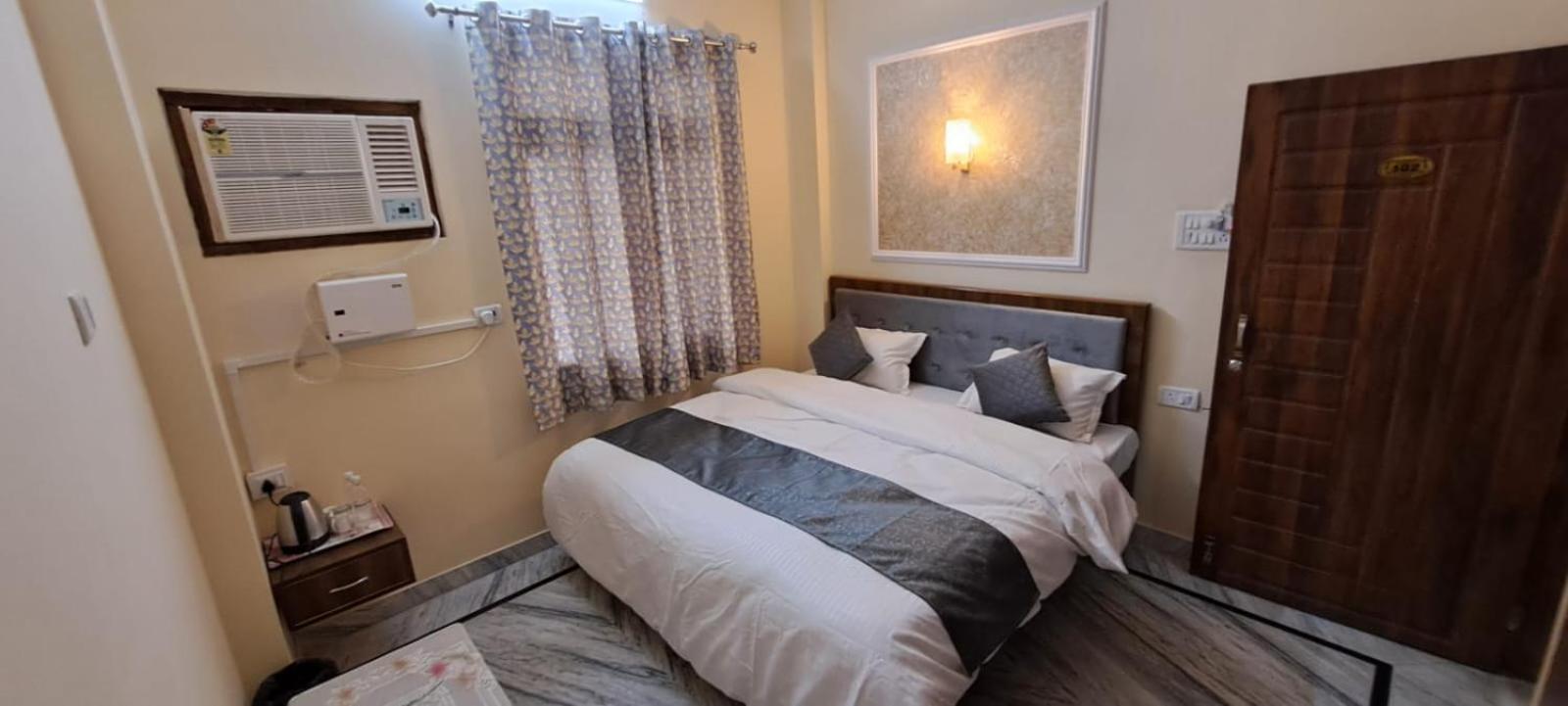 Shri Niwaas Guest House - Varanasi, Forěigners Choice, Fully Air Conditioned Rooms with Parking Availability on site, Near to Dasashwamedh ghat and Assi Gh view 5