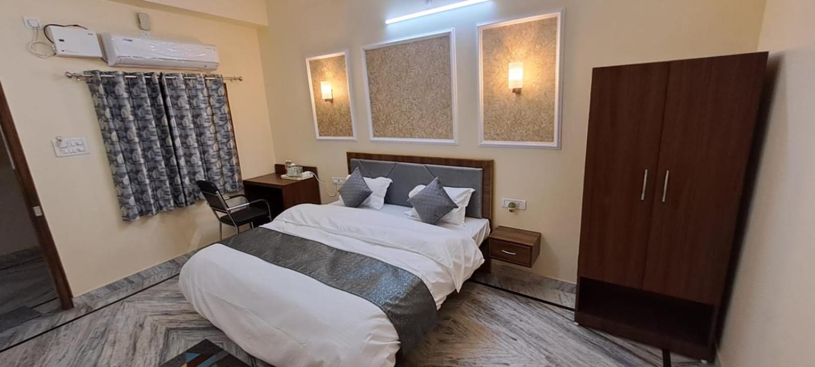Shri Niwaas Guest House - Varanasi, Forěigners Choice, Fully Air Conditioned Rooms with Parking Availability on site, Near to Dasashwamedh ghat and Assi Gh view 4
