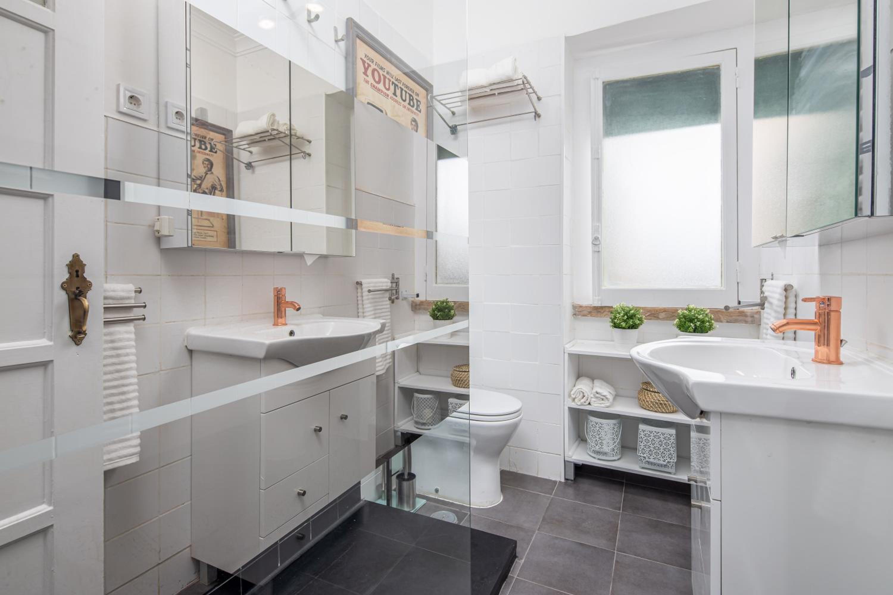 Classy 4BDR Apartment W/ Balcony by LovelyStay view 4