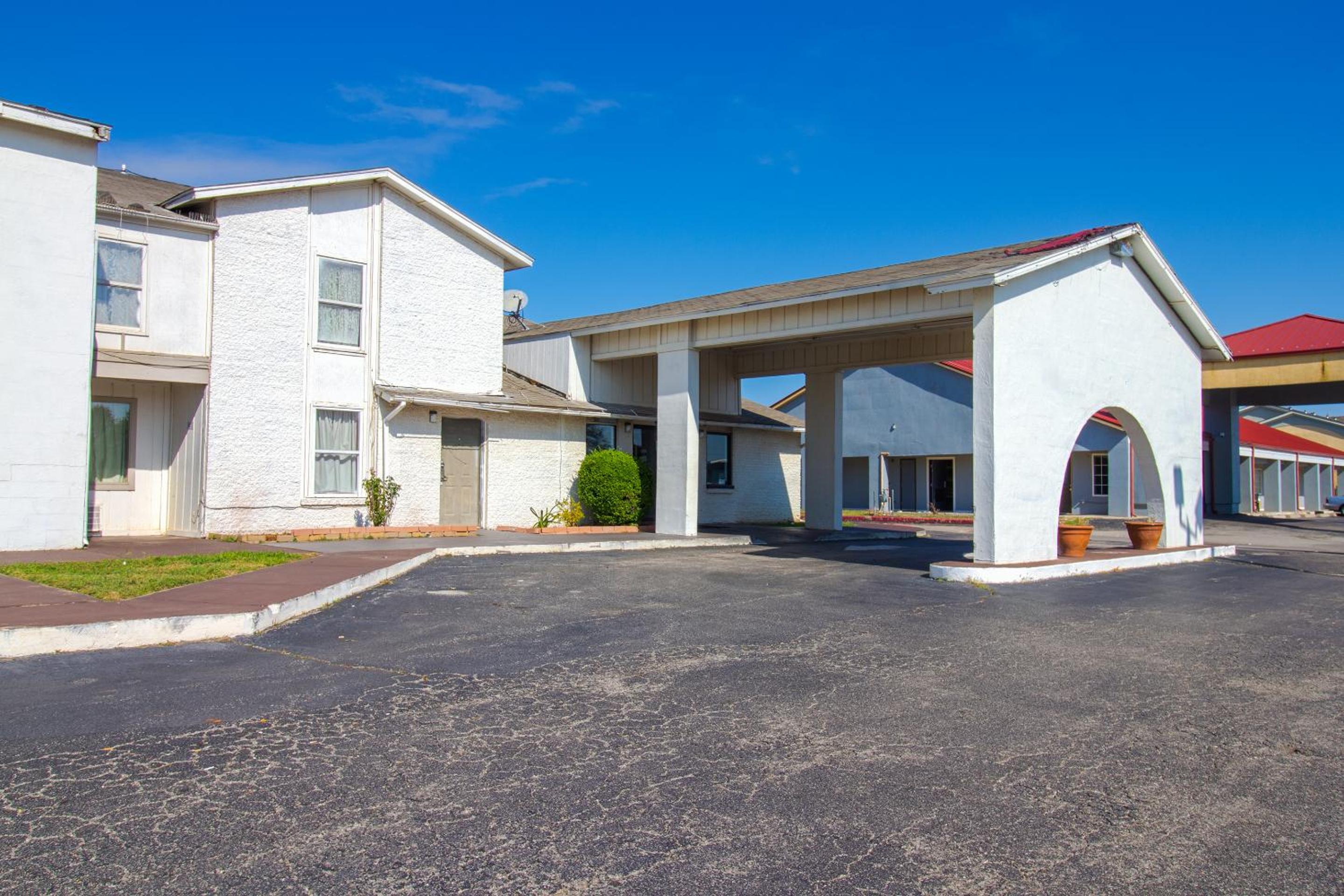 Hotel Studio Inn Extended Stay Oklahoma City Airport by OYO