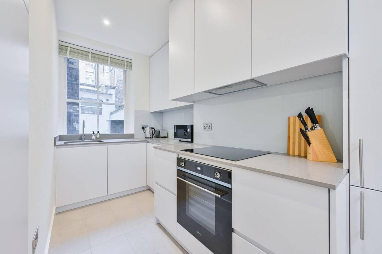 Central Mayfair and Piccadilly Sleeps 6 people view 3