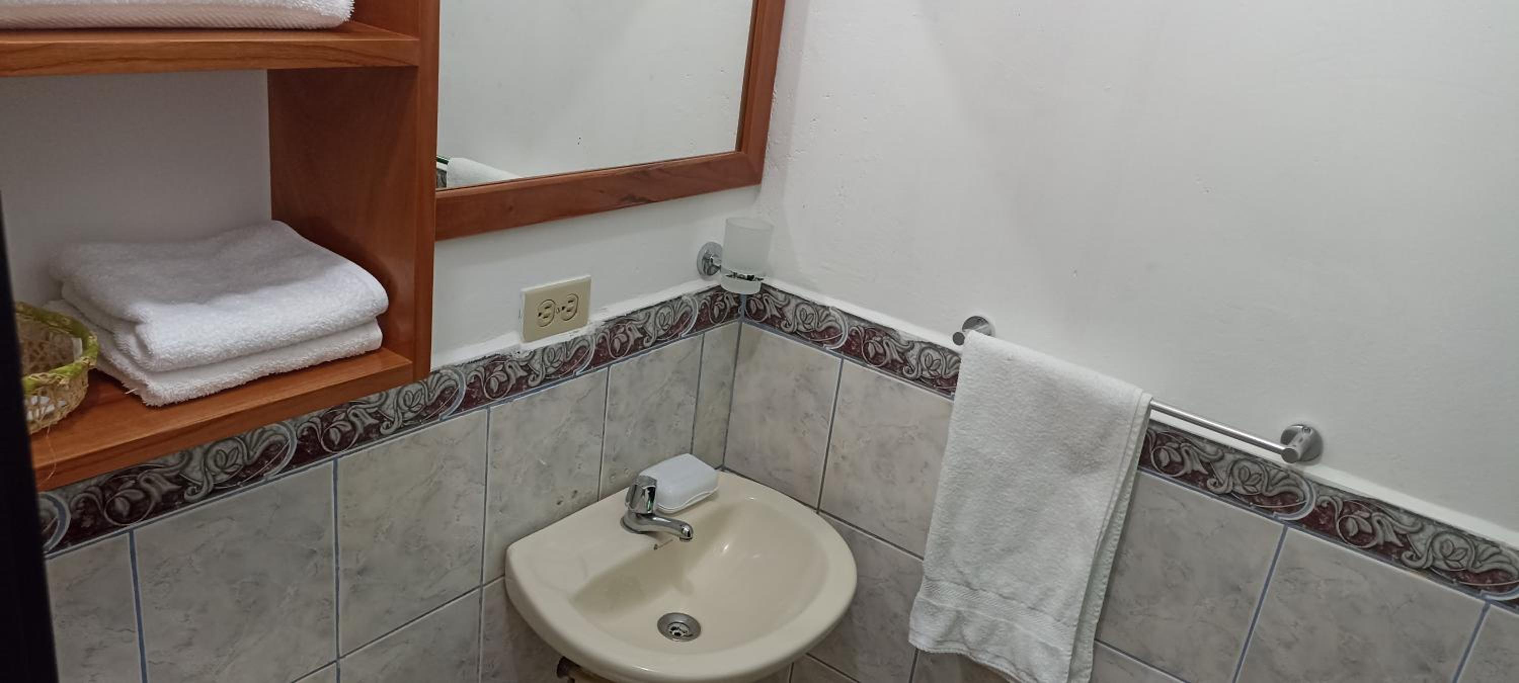 Teresita's House Suites con cocina privada , ideal para parejas, AC, wifi agua caliente, cerca del aeropuerto, a pocos pasos del malecón San Cristóbal