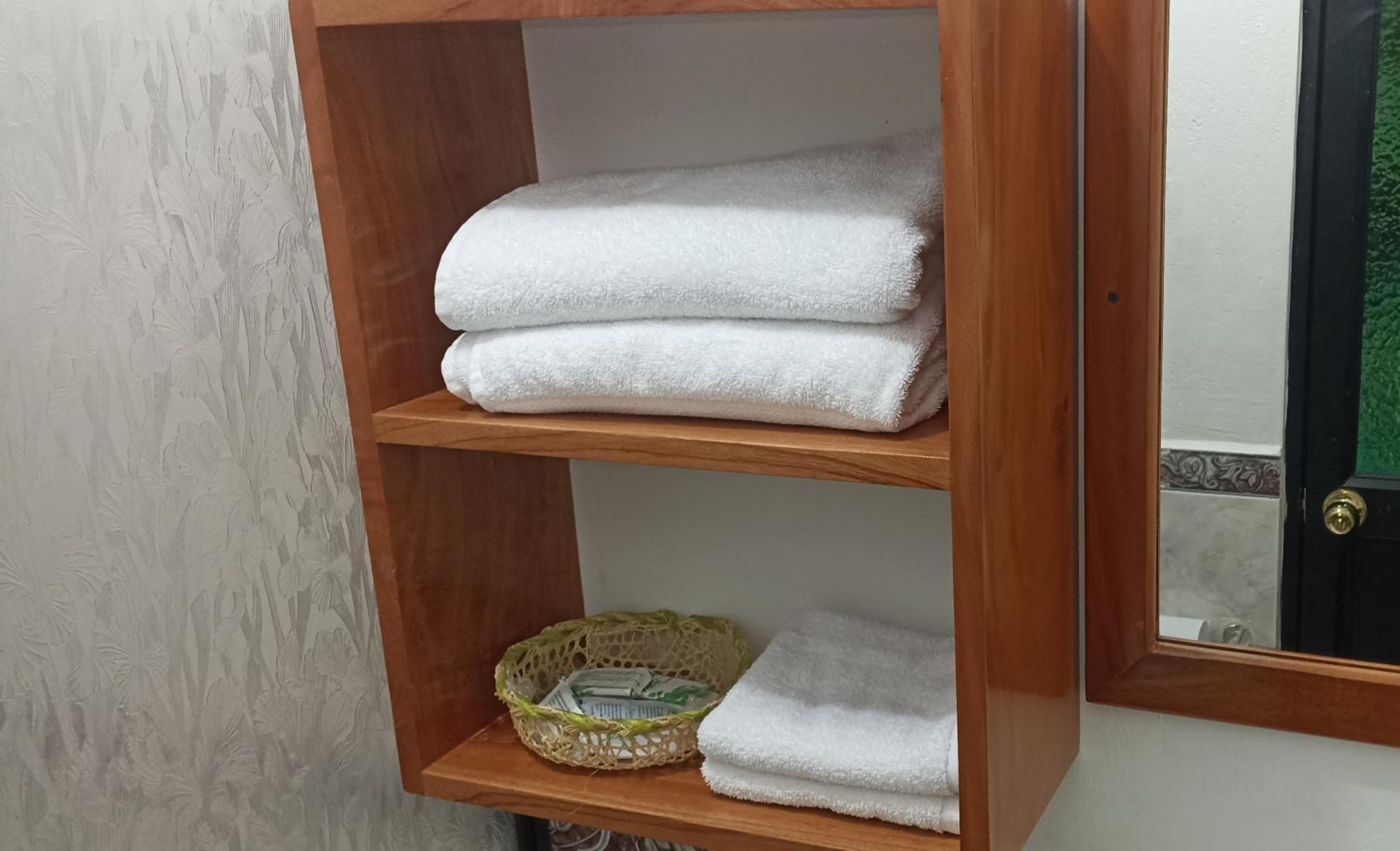 Teresita's House Suites con cocina privada , ideal para parejas, AC, wifi agua caliente, cerca del aeropuerto, a pocos pasos del malecón San Cristóbal