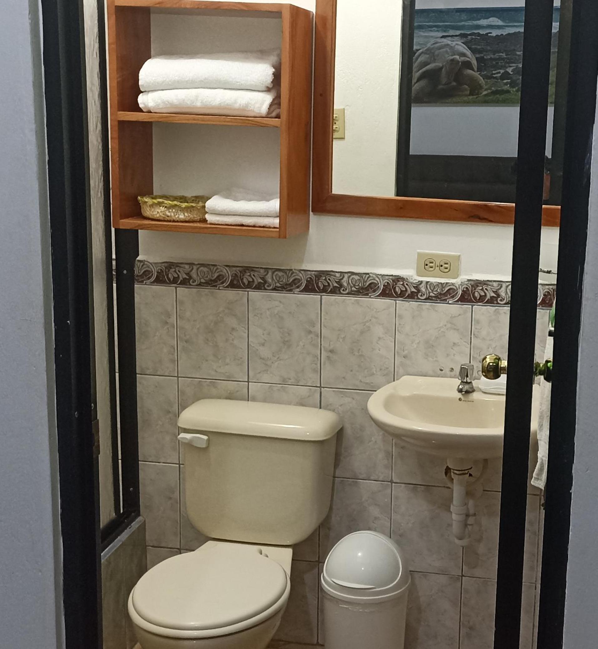 Teresita's House Suites con cocina privada , ideal para parejas, AC, wifi agua caliente, cerca del aeropuerto, a pocos pasos del malecón San Cristóbal