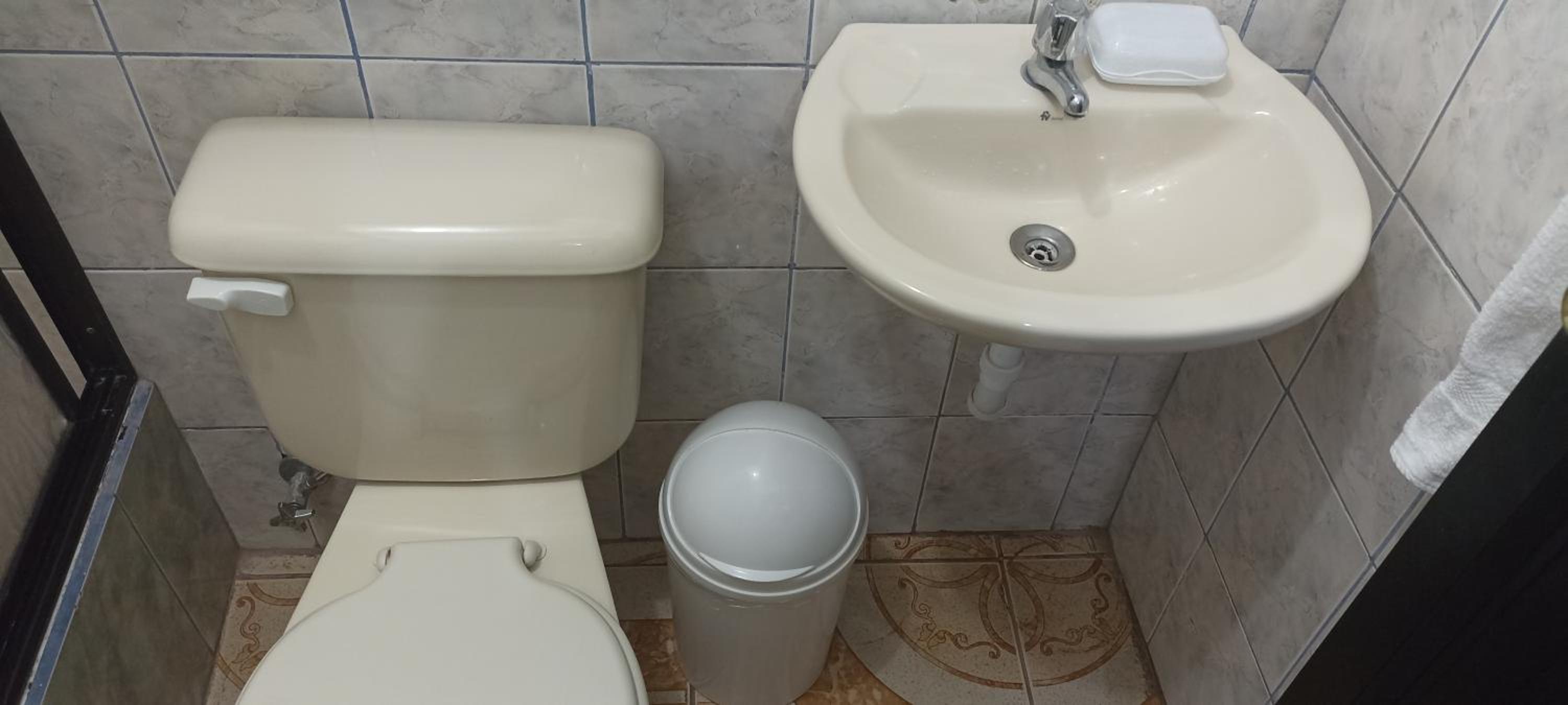 Teresita's House Suites con cocina privada , ideal para parejas, AC, wifi agua caliente, cerca del aeropuerto, a pocos pasos del malecón San Cristóbal