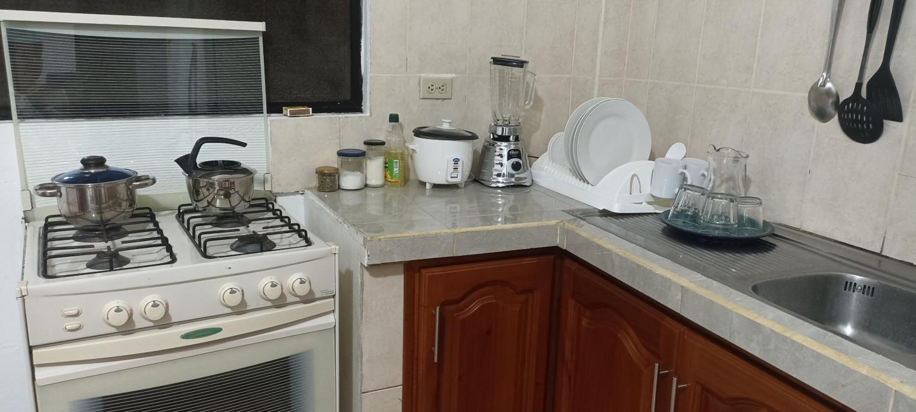 Teresita's House Suites con cocina privada , ideal para parejas, AC, wifi agua caliente, cerca del aeropuerto, a pocos pasos del malecón San Cristóbal