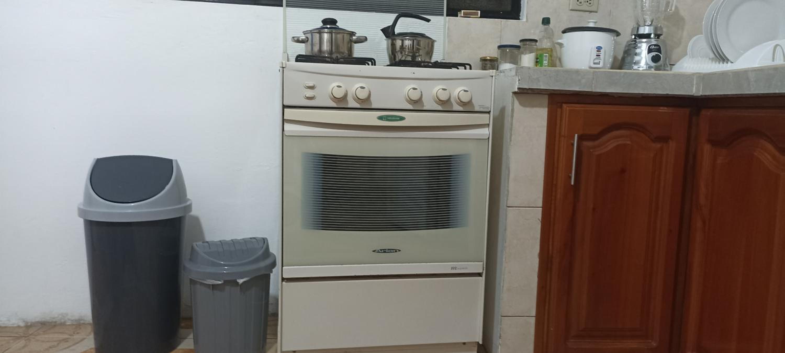 Teresita's House Suites con cocina privada , ideal para parejas, AC, wifi agua caliente, cerca del aeropuerto, a pocos pasos del malecón San Cristóbal