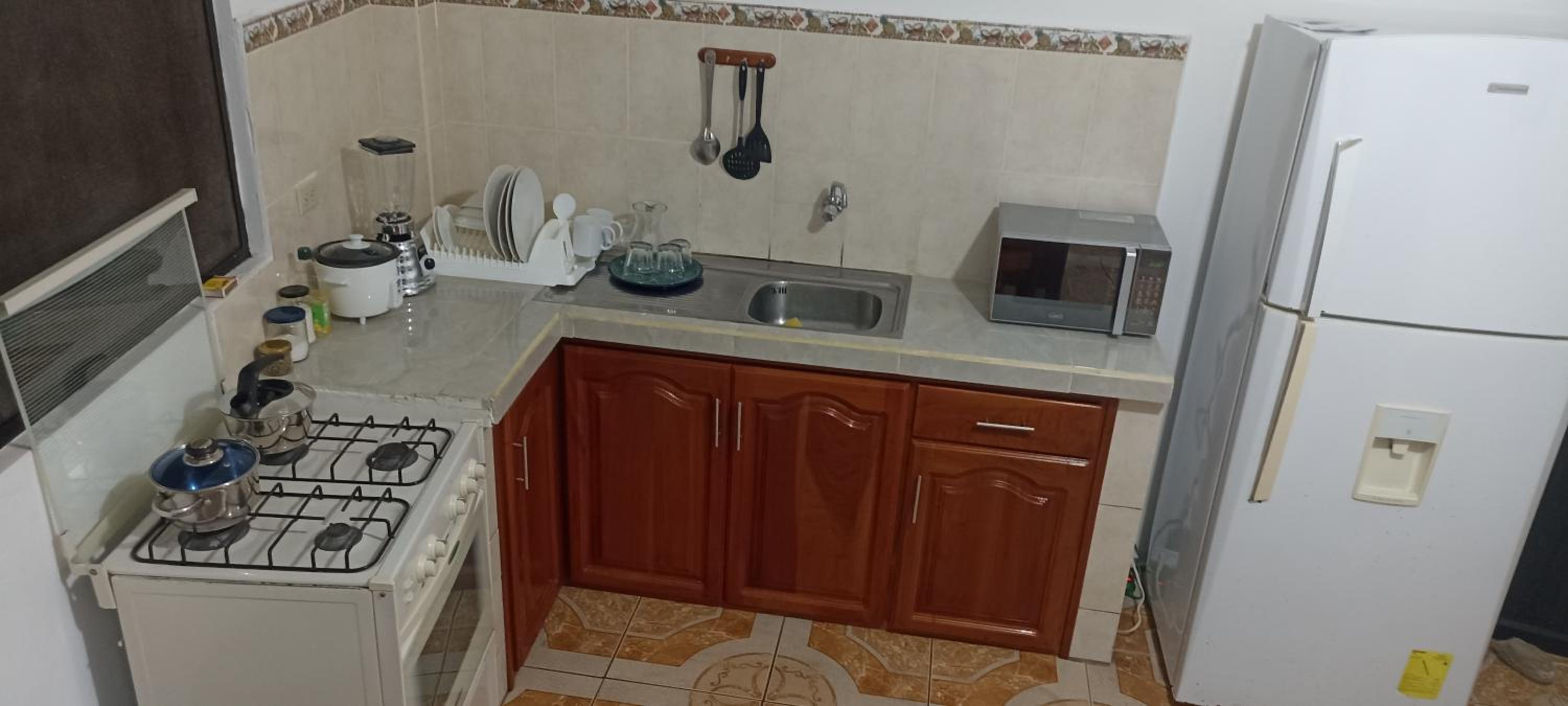 Teresita's House Suites con cocina privada , ideal para parejas, AC, wifi agua caliente, cerca del aeropuerto, a pocos pasos del malecón San Cristóbal