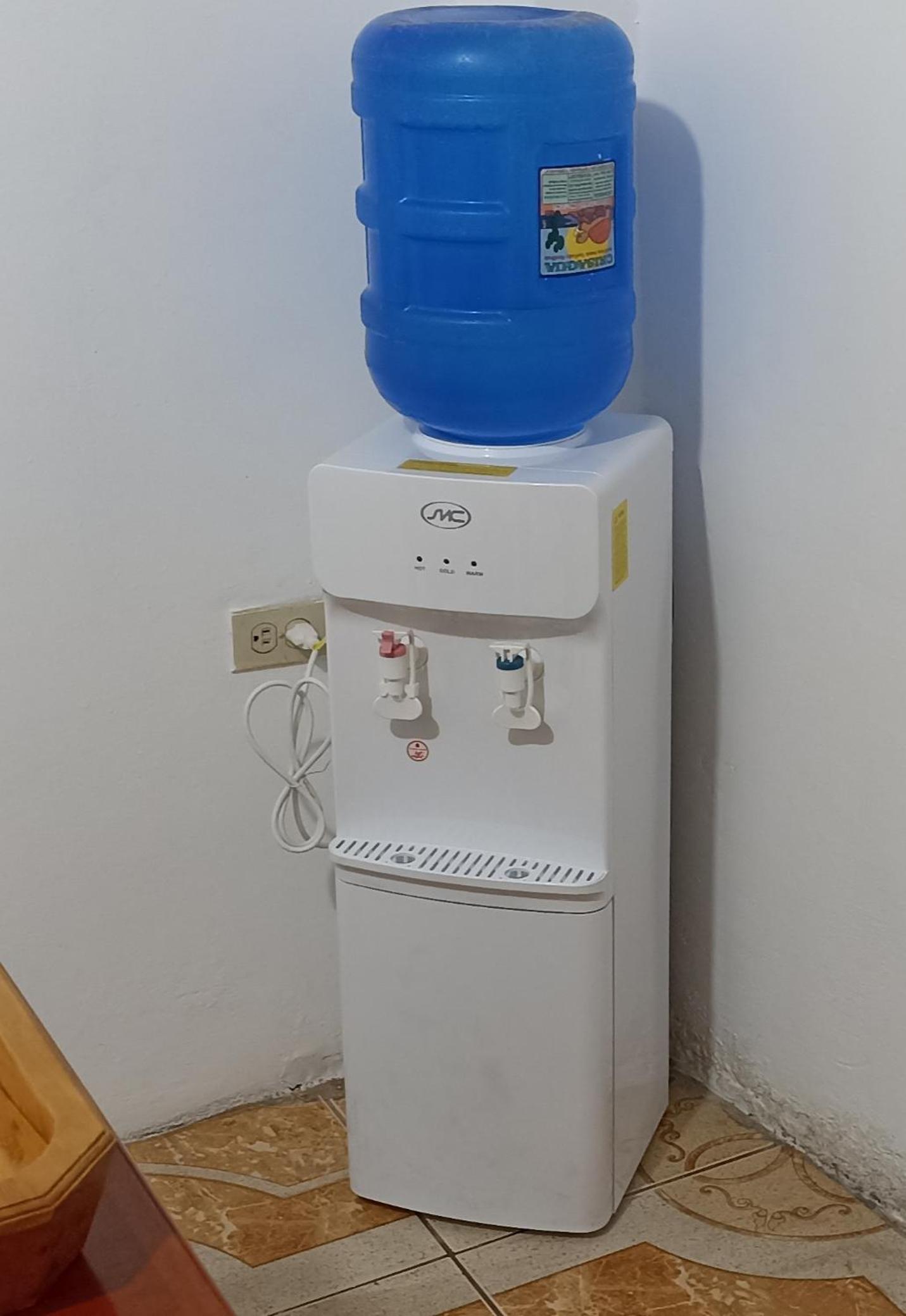 Teresita's House Suites con cocina privada , ideal para parejas, AC, wifi agua caliente, cerca del aeropuerto, a pocos pasos del malecón San Cristóbal
