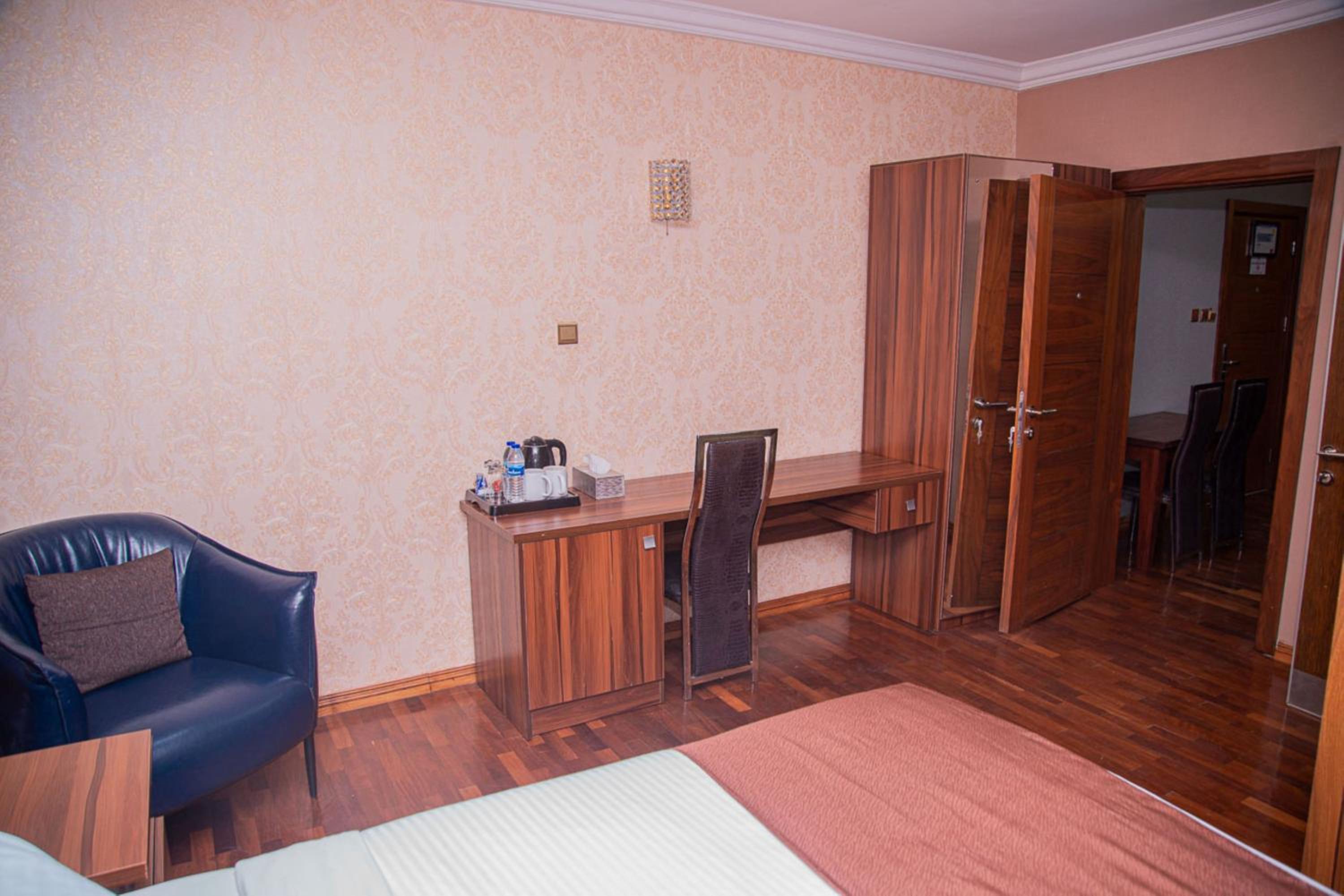 MAHOGANY HOTEL AND SUITES