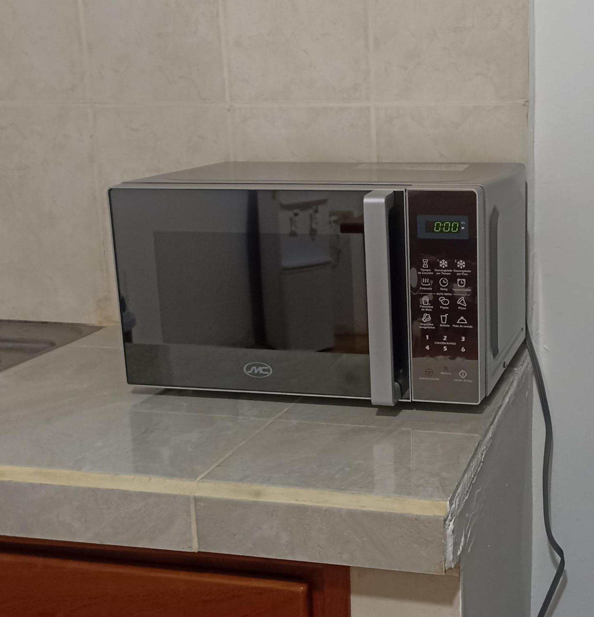 Teresita's House Suites con cocina privada , ideal para parejas, AC, wifi agua caliente, cerca del aeropuerto, a pocos pasos del malecón San Cristóbal