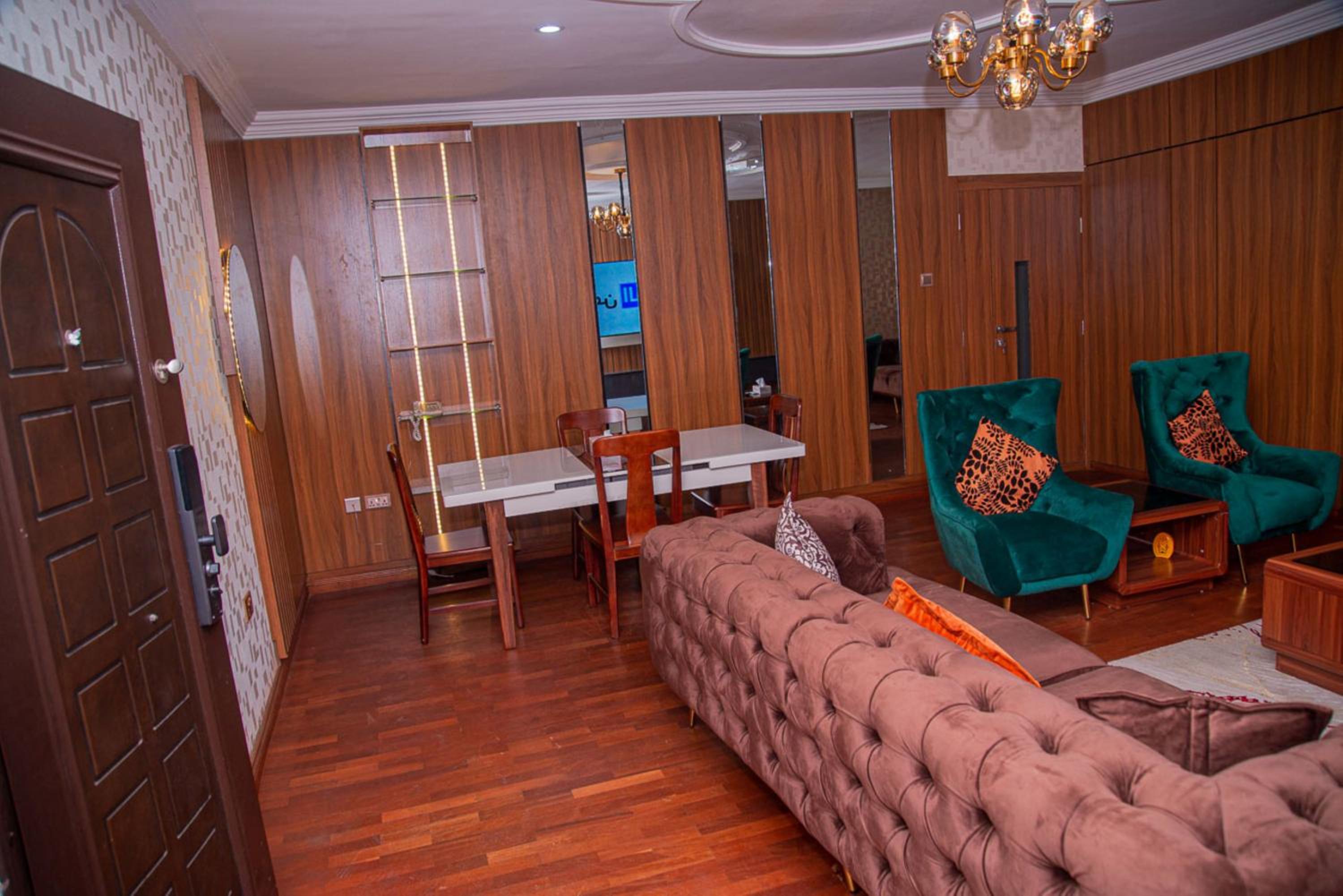 MAHOGANY HOTEL AND SUITES