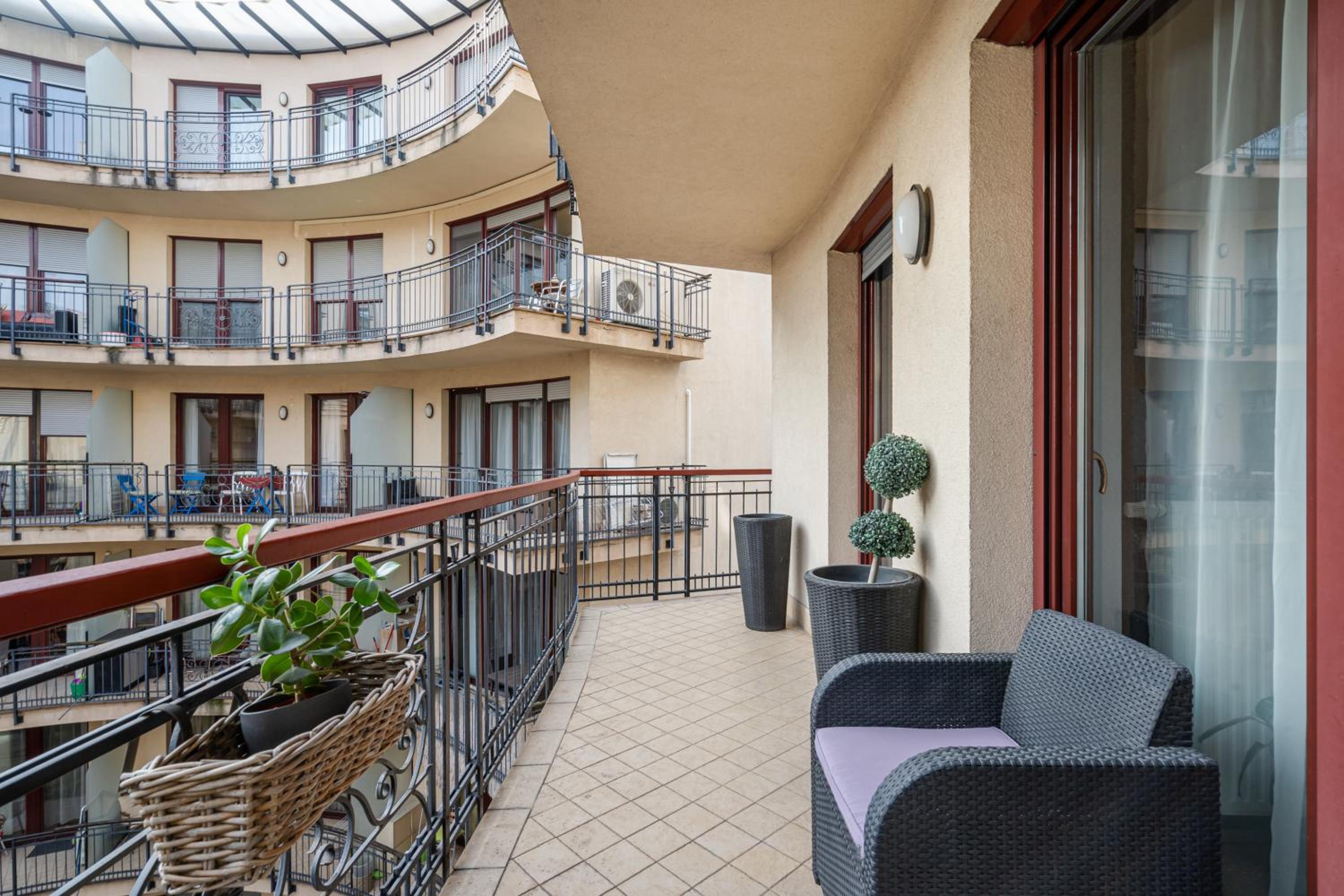 Urban Jungle Oasis King with Free Parking view 4