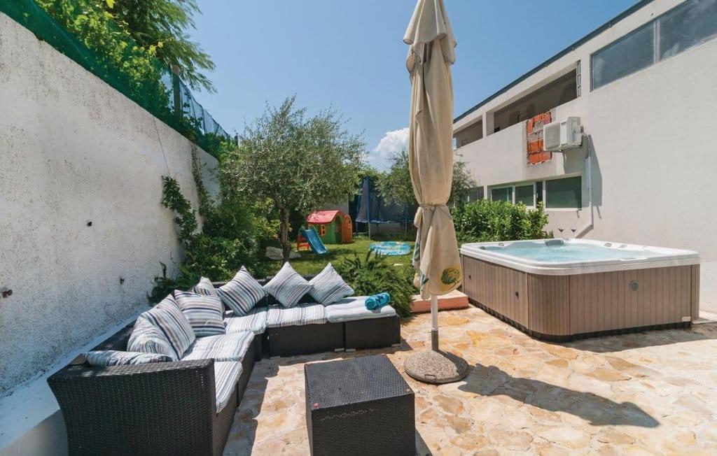 Caleta Seaview Suites - Pool & Jacuzzi