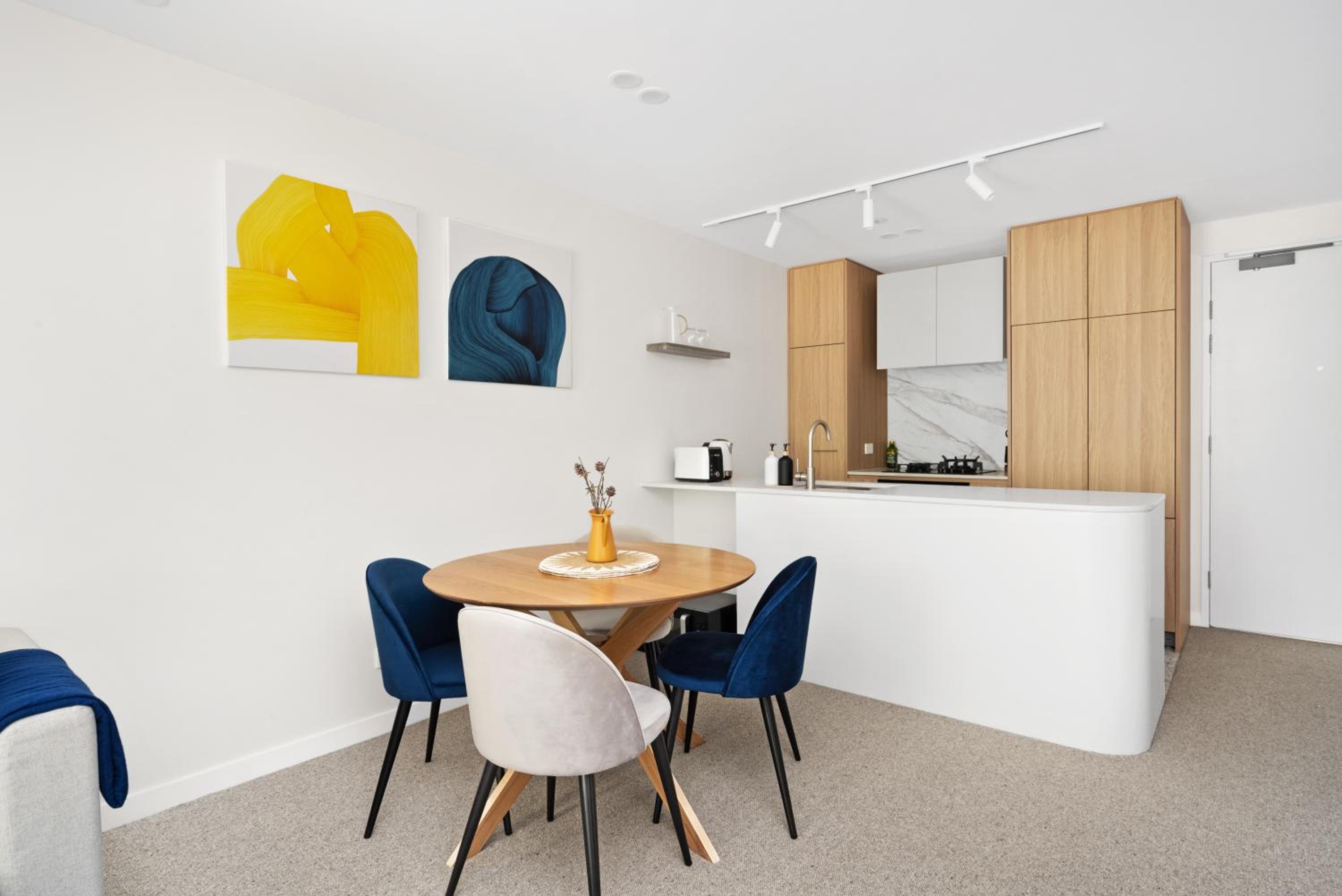Kashmir, Modern and luxury 2BR 2BA, Fast WiFi & Netflix, Free Parking, Central Location, near CBD