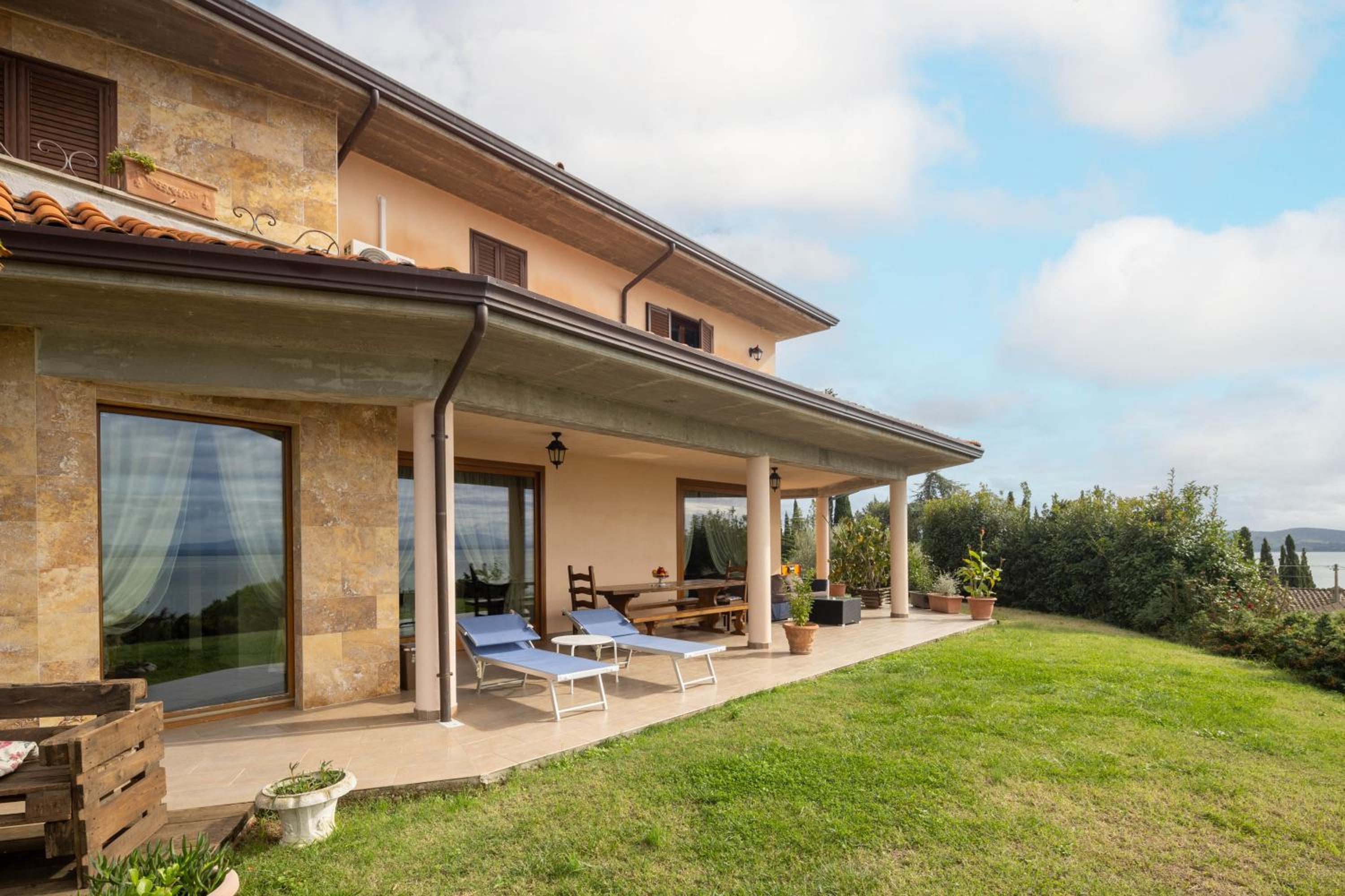 Villa il Mandorlo by VacaVilla view 3