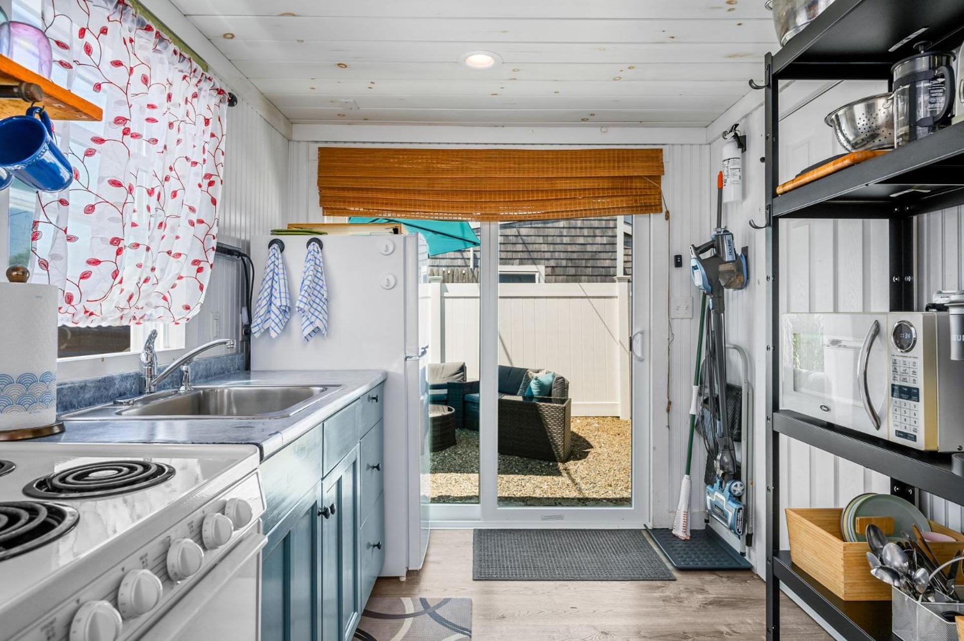 The Grey Pearl: Cozy Coastal Retreat view 4