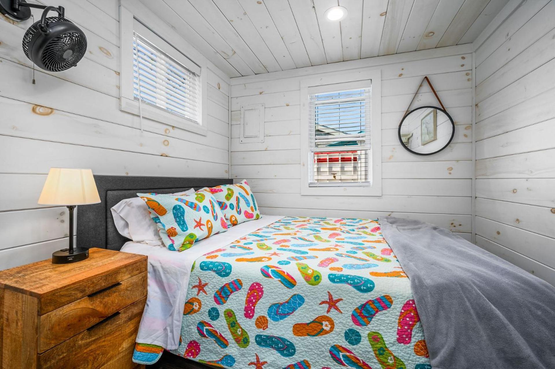 The Grey Pearl: Cozy Coastal Retreat view 5