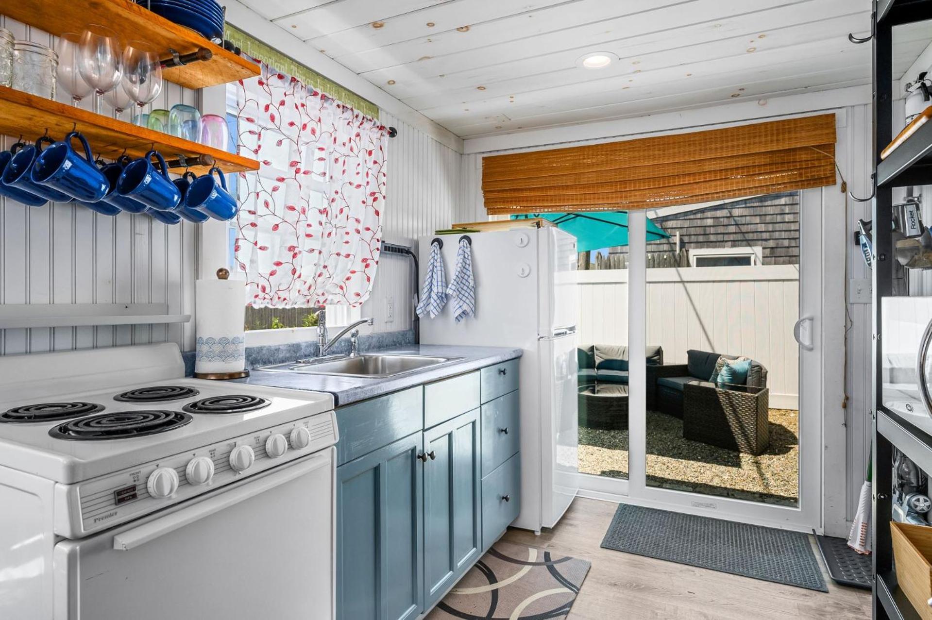 The Grey Pearl: Cozy Coastal Retreat view 3