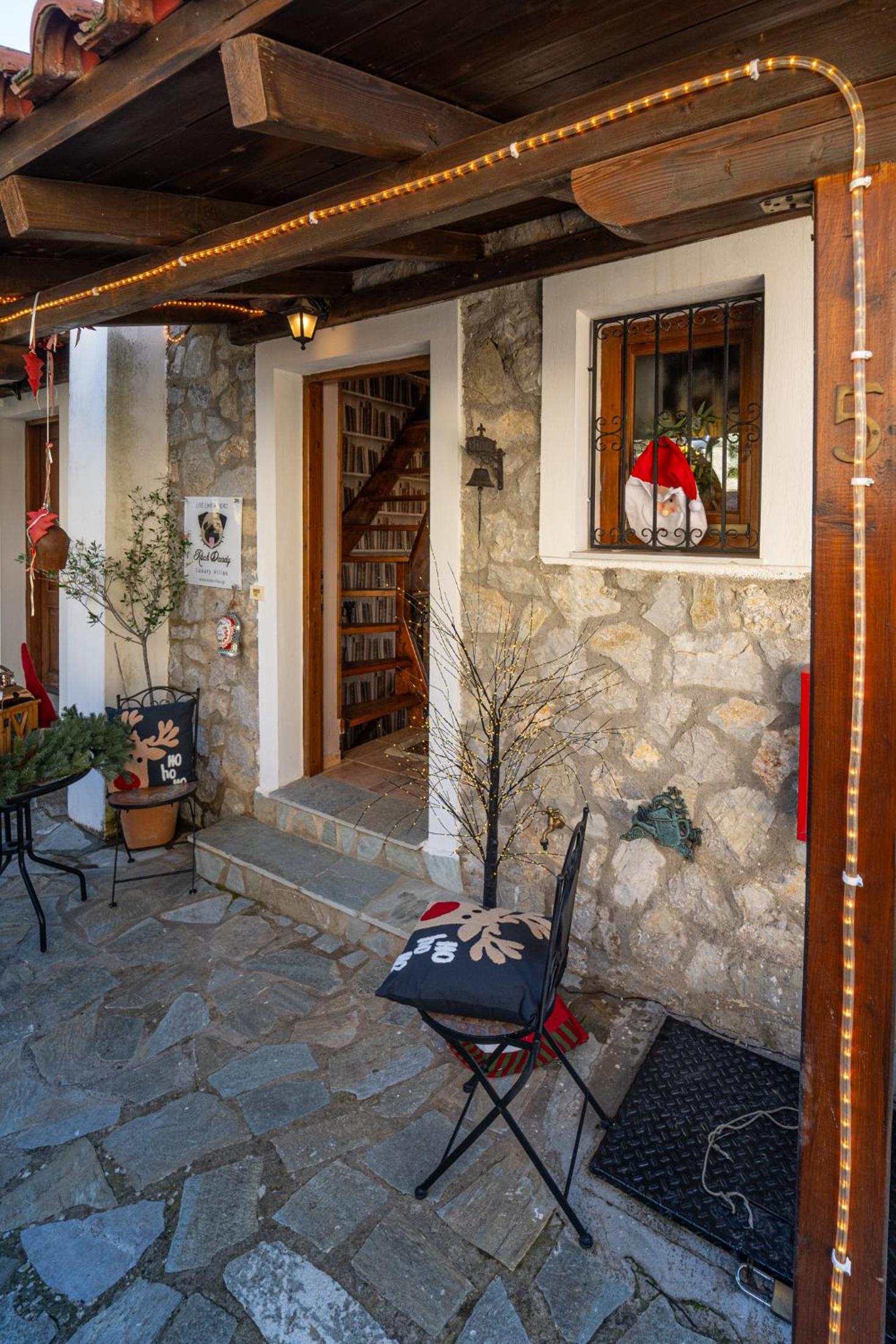 Rock Dandy Deluxe Chalet - Fireplace & Sauna photo 3